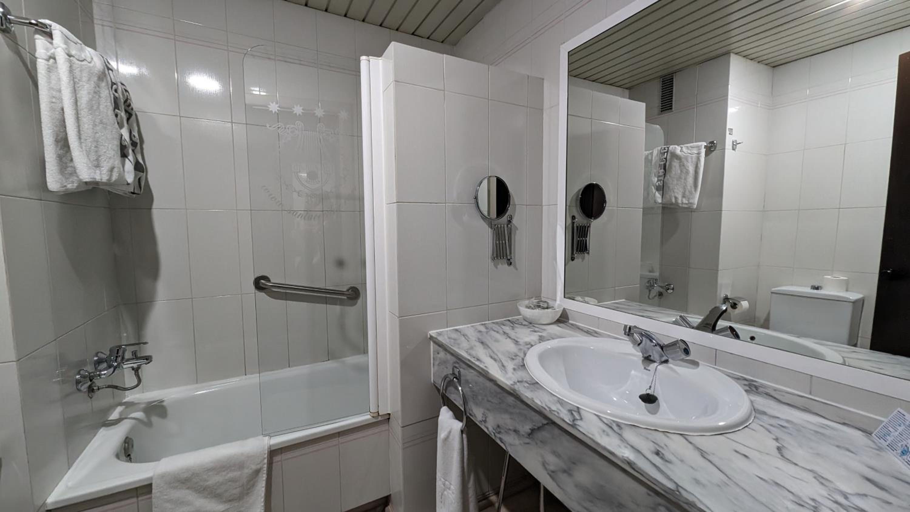 Twin Room - Photo 7