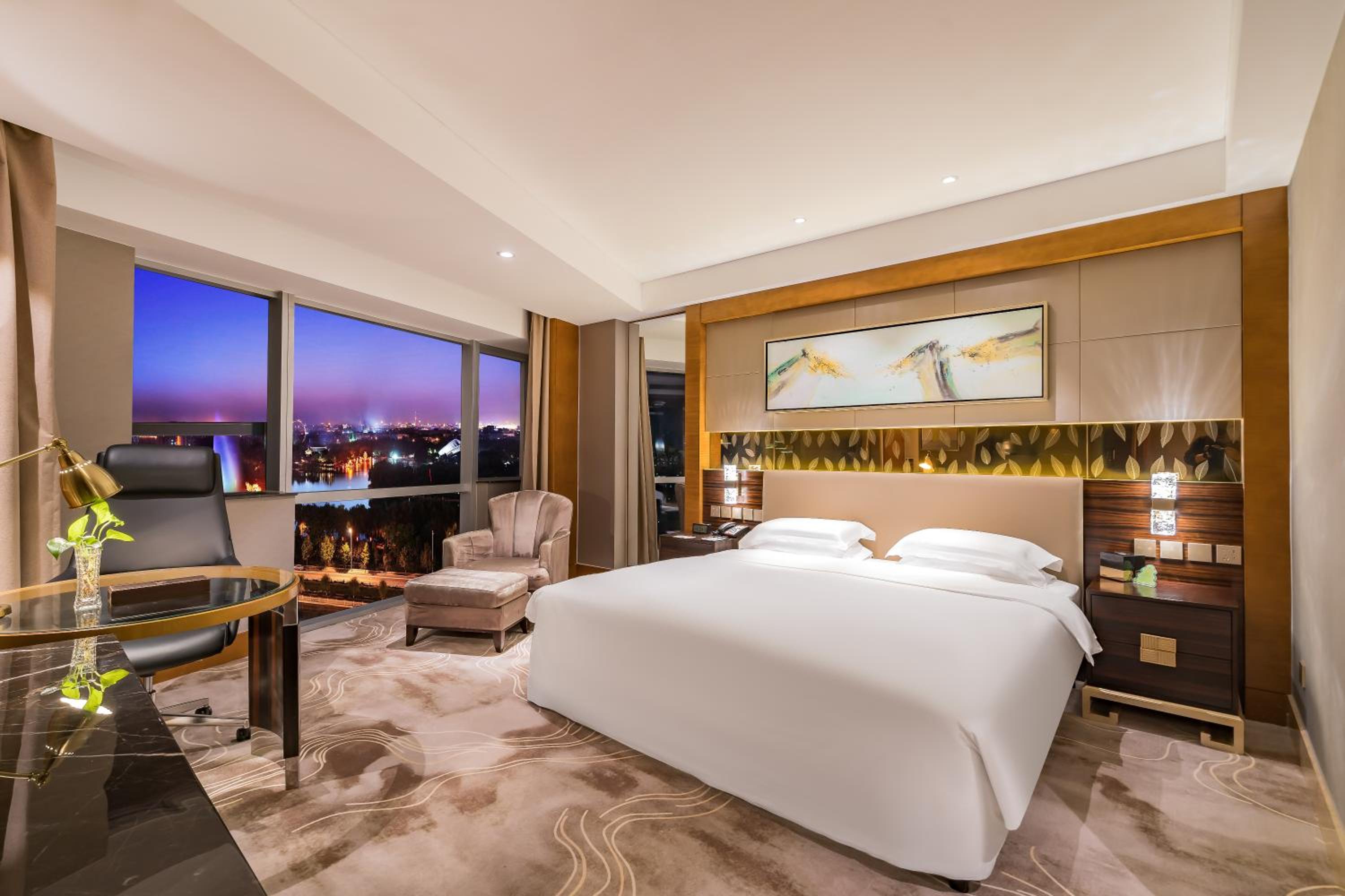 Deluxe King Room with Lake View - Photo 3