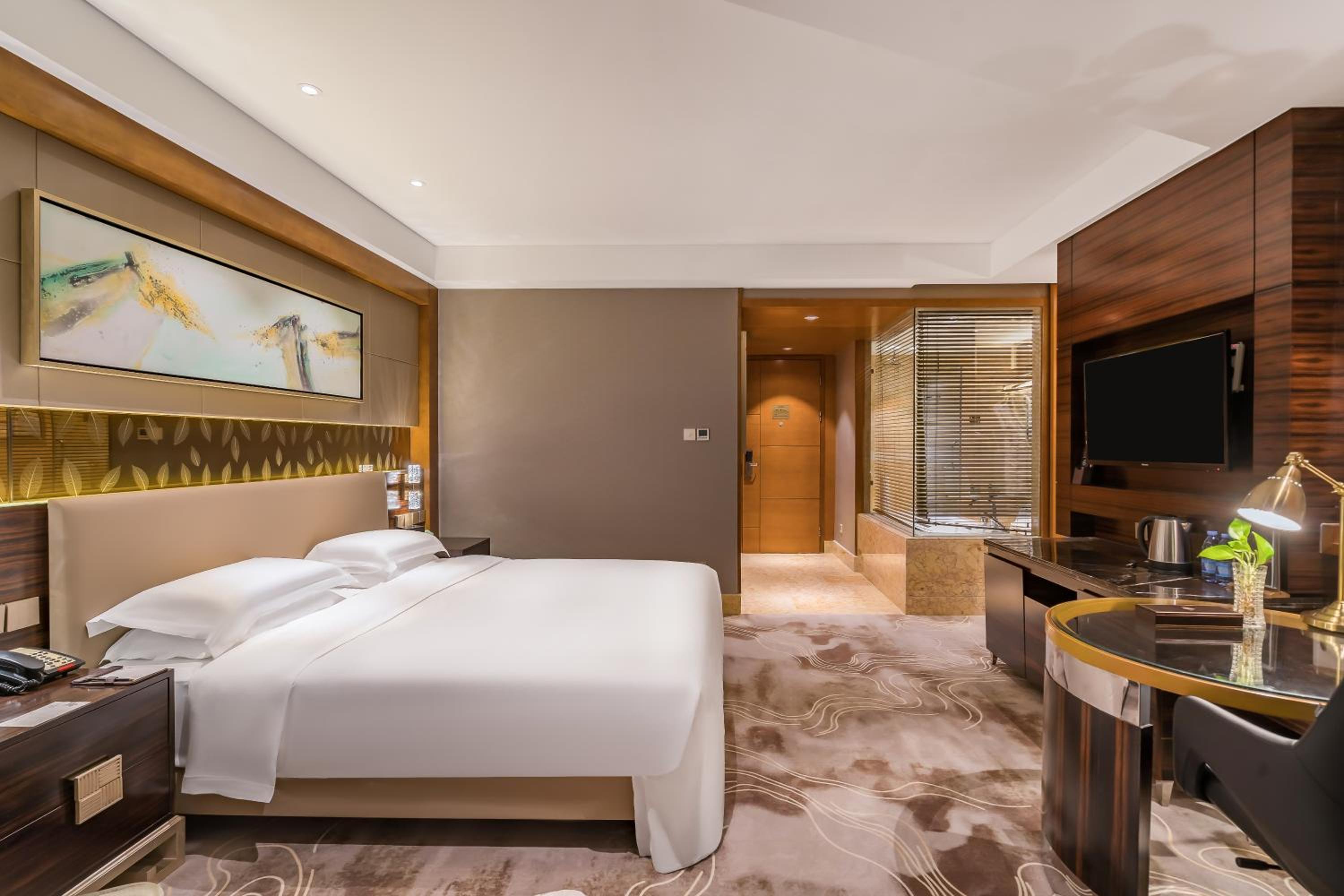 Deluxe King Room with Lake View - Photo 1