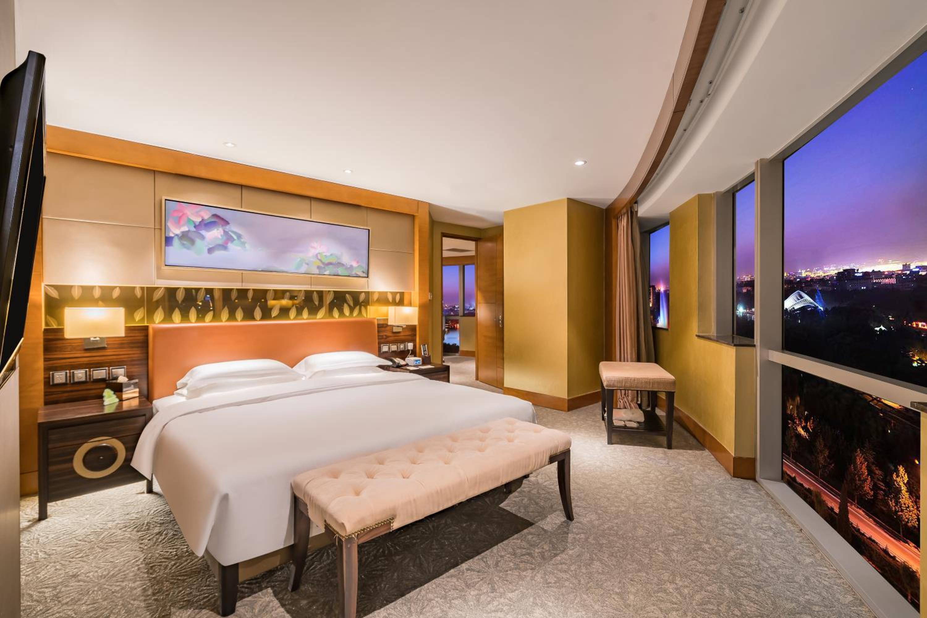 Executive Suite - Photo 1