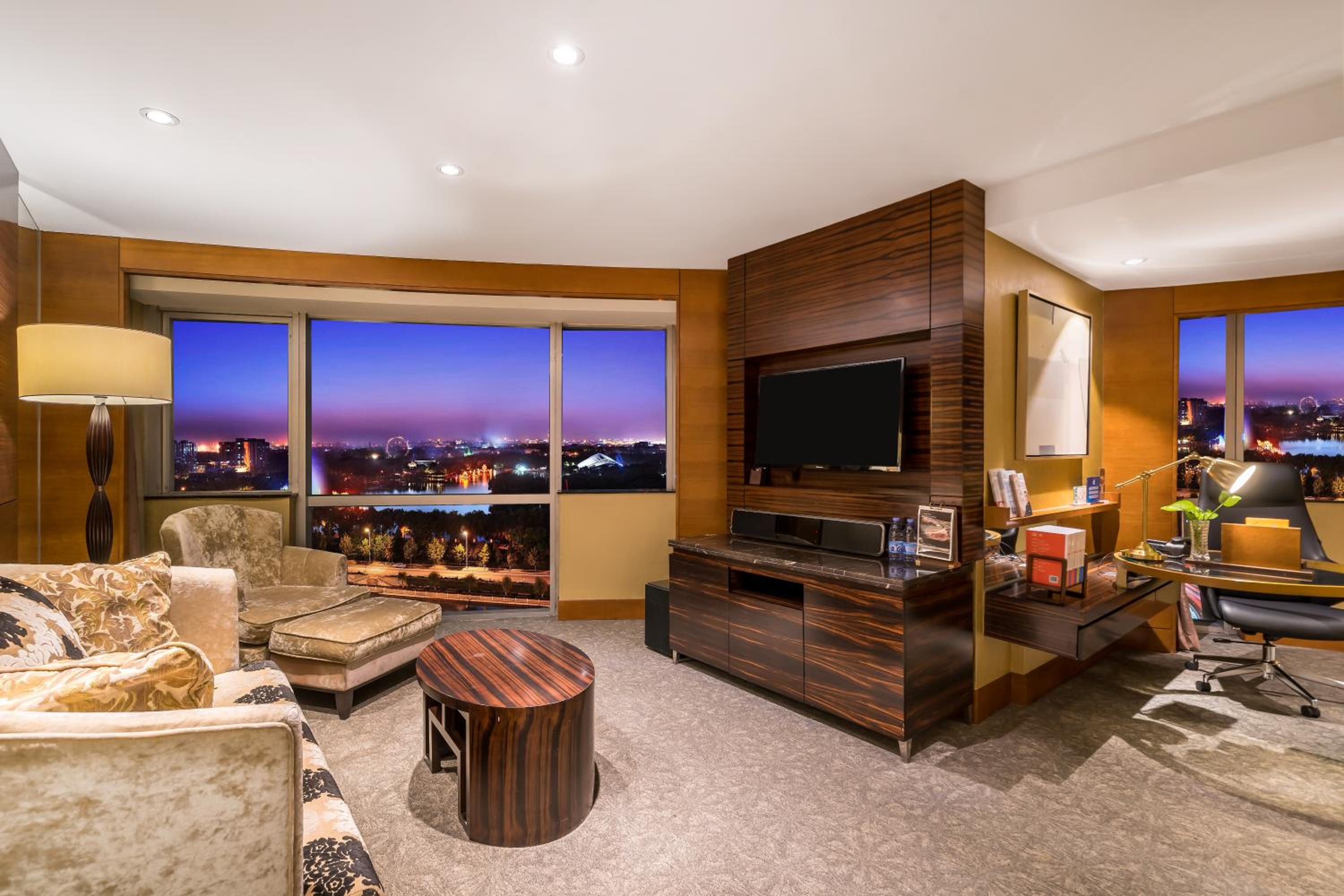Executive Suite - Photo 3