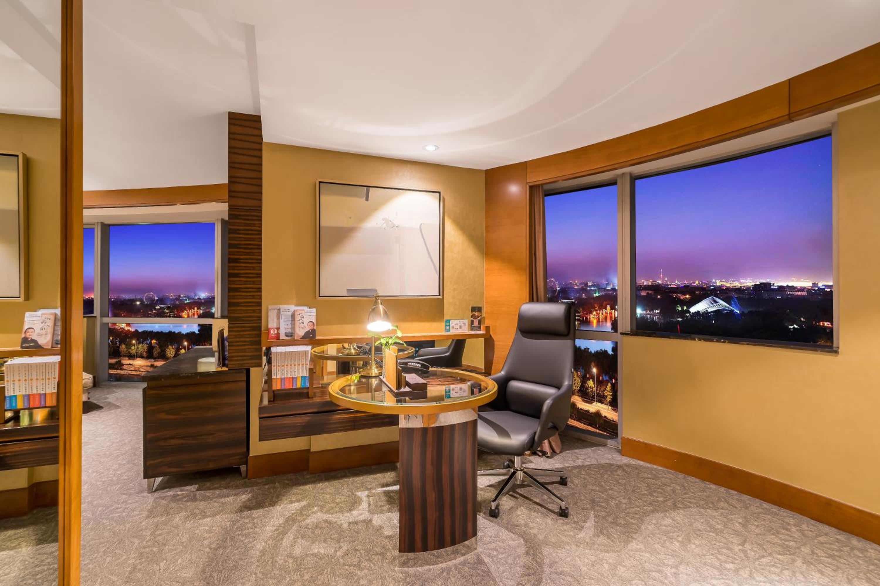 Executive Suite - Photo 2