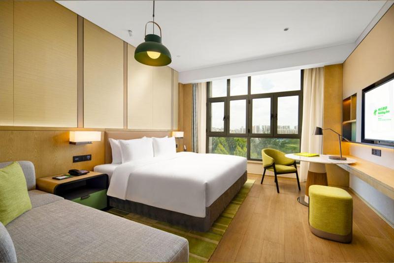 Premium King Room with Sofa Bed - Photo 2