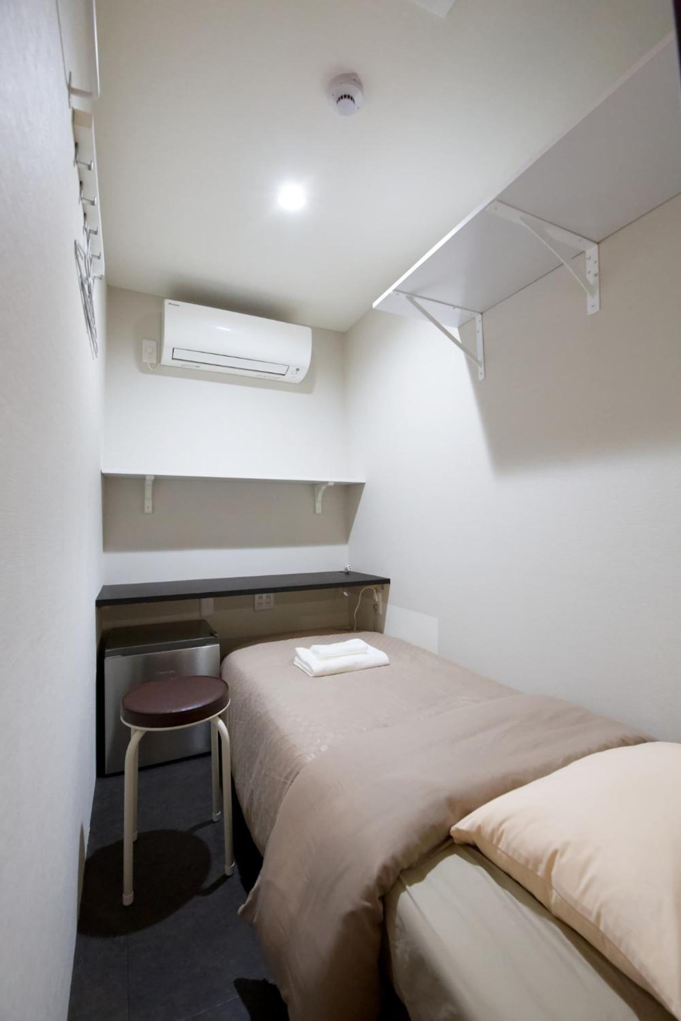 Single Room with Shared Shower and Toilet photo 2