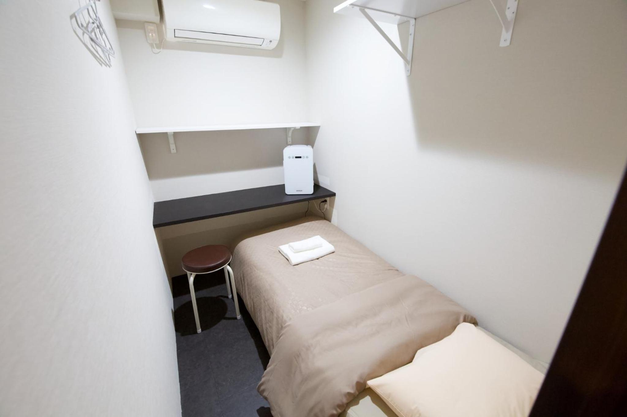 Single Room with Shared Shower and Toilet photo 3