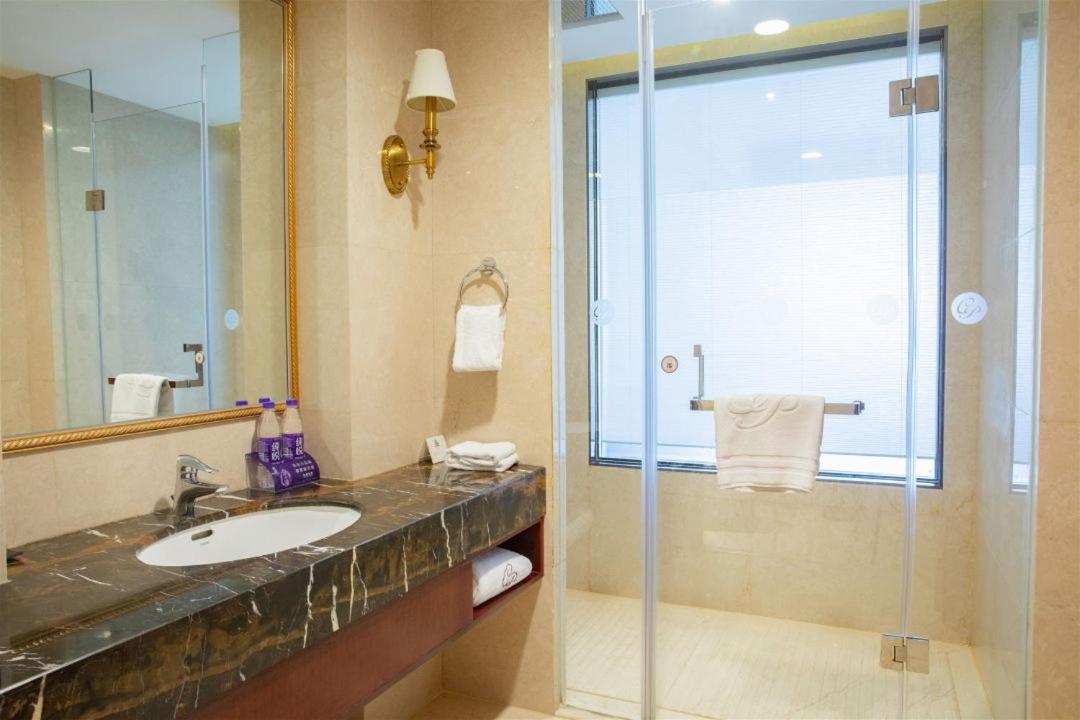 Standard King Room - Photo 7