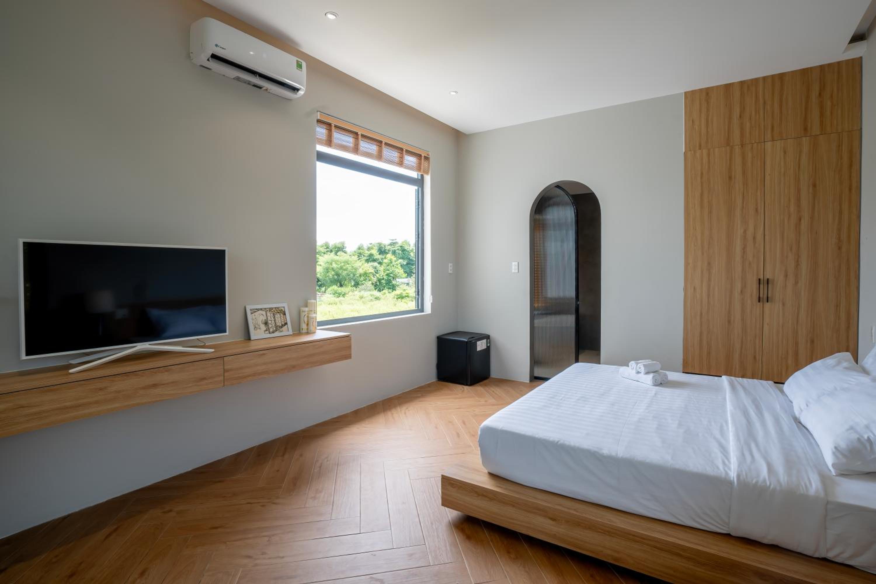 Queen Room with Pool View