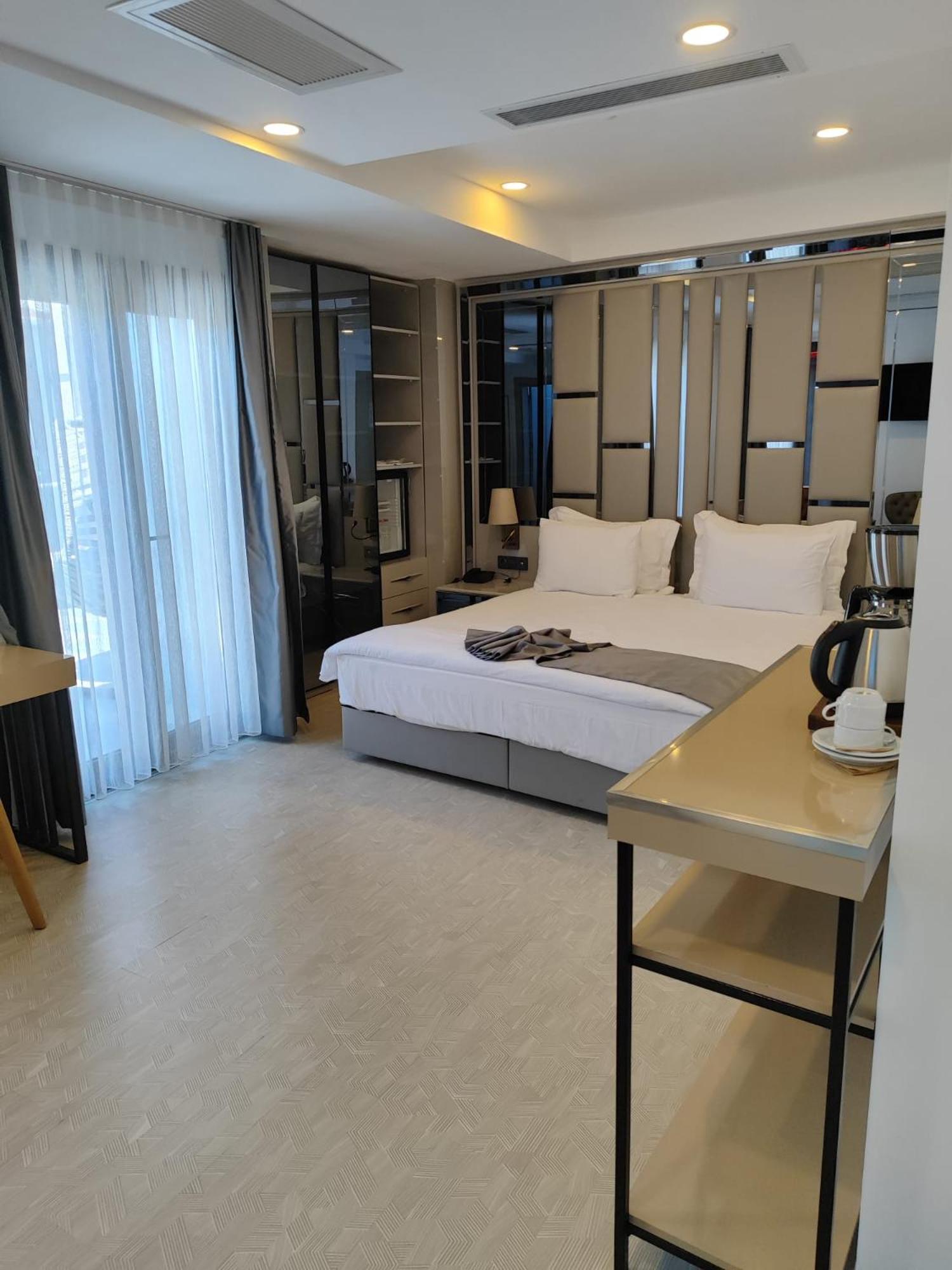 Honeymoon Suite with Turkish Hammam, Bathtub and Balcony photo 1