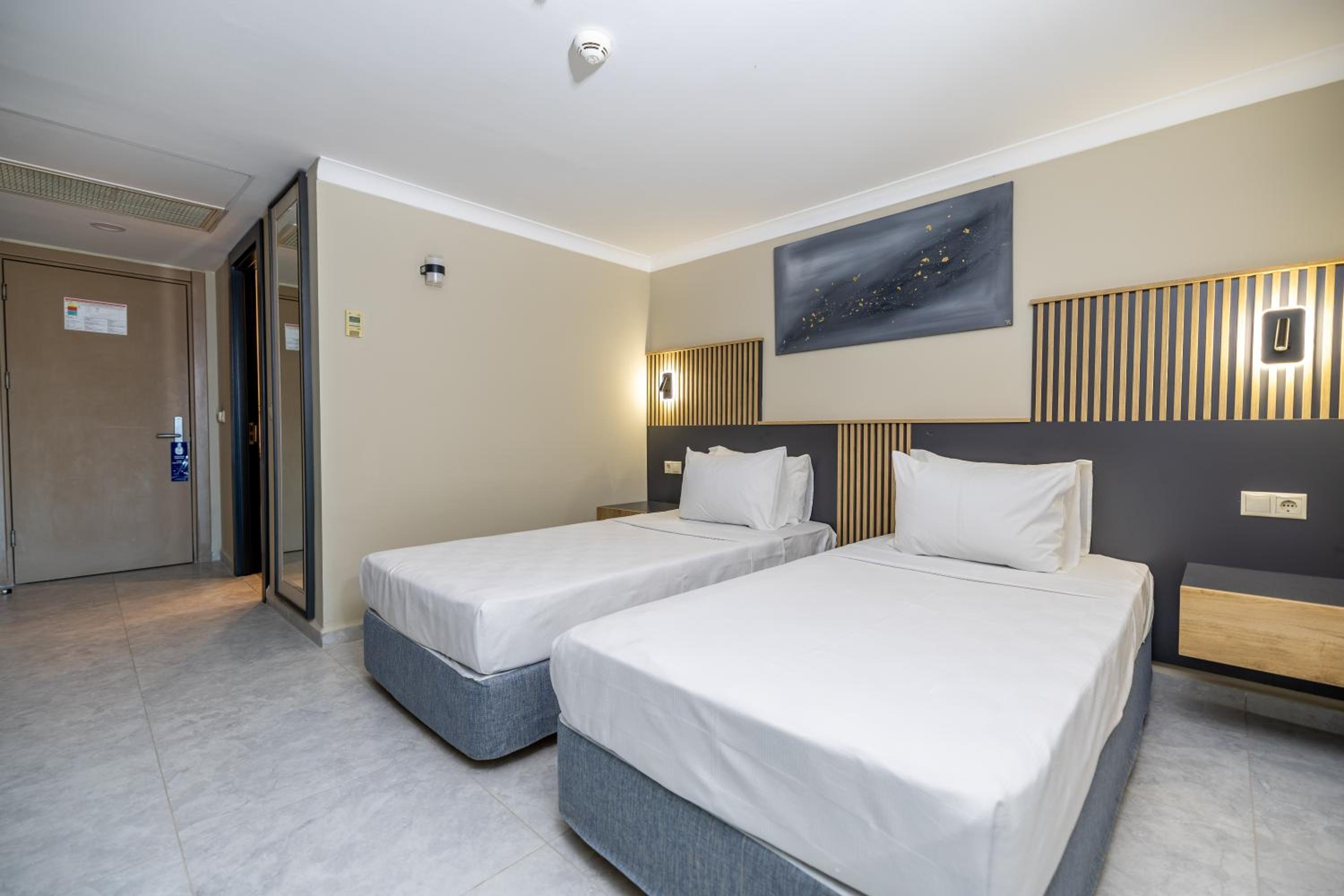 Standard Double Or Twin Room With Sea View - Photo 7