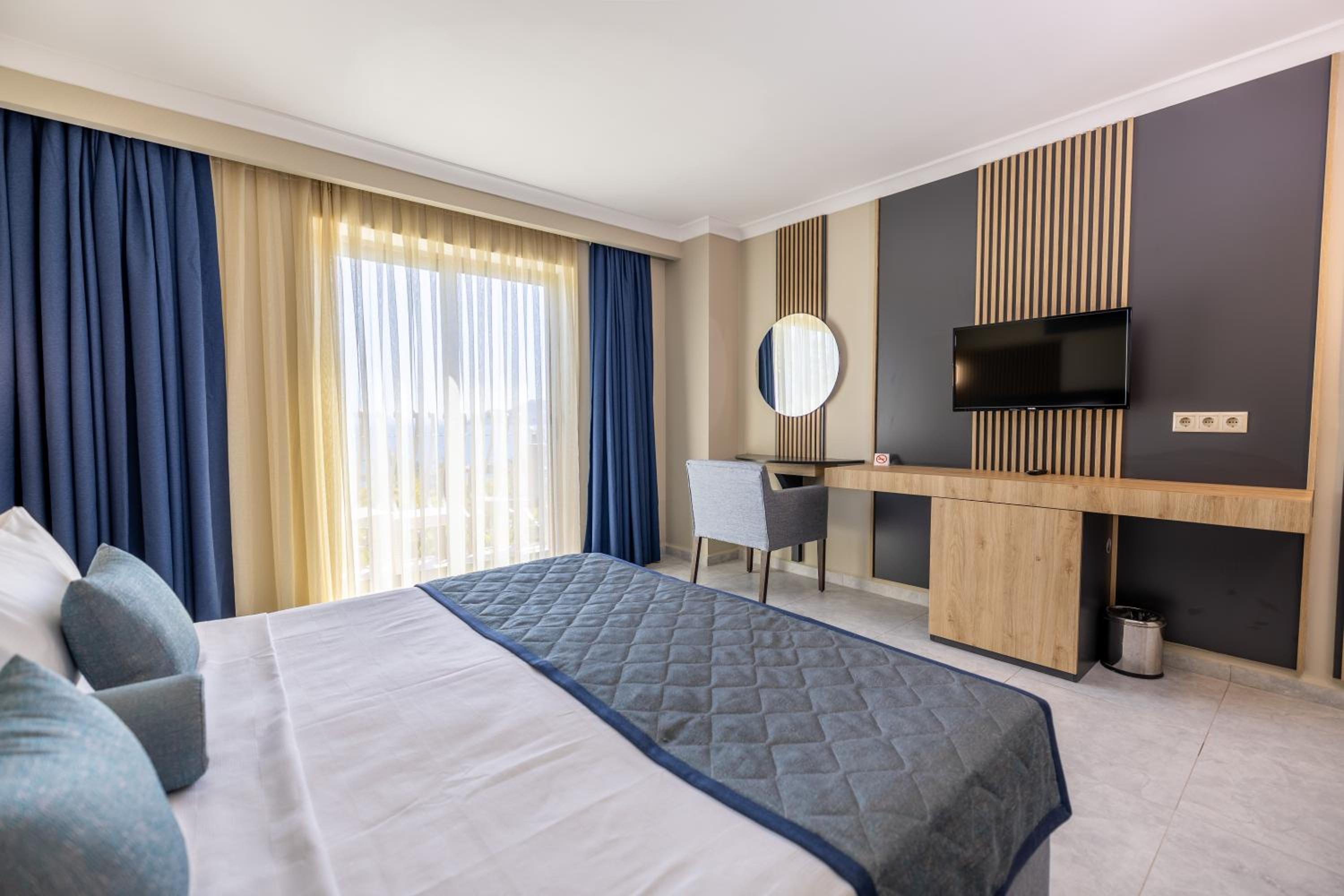Standard Double Or Twin Room With Sea View - Photo 3