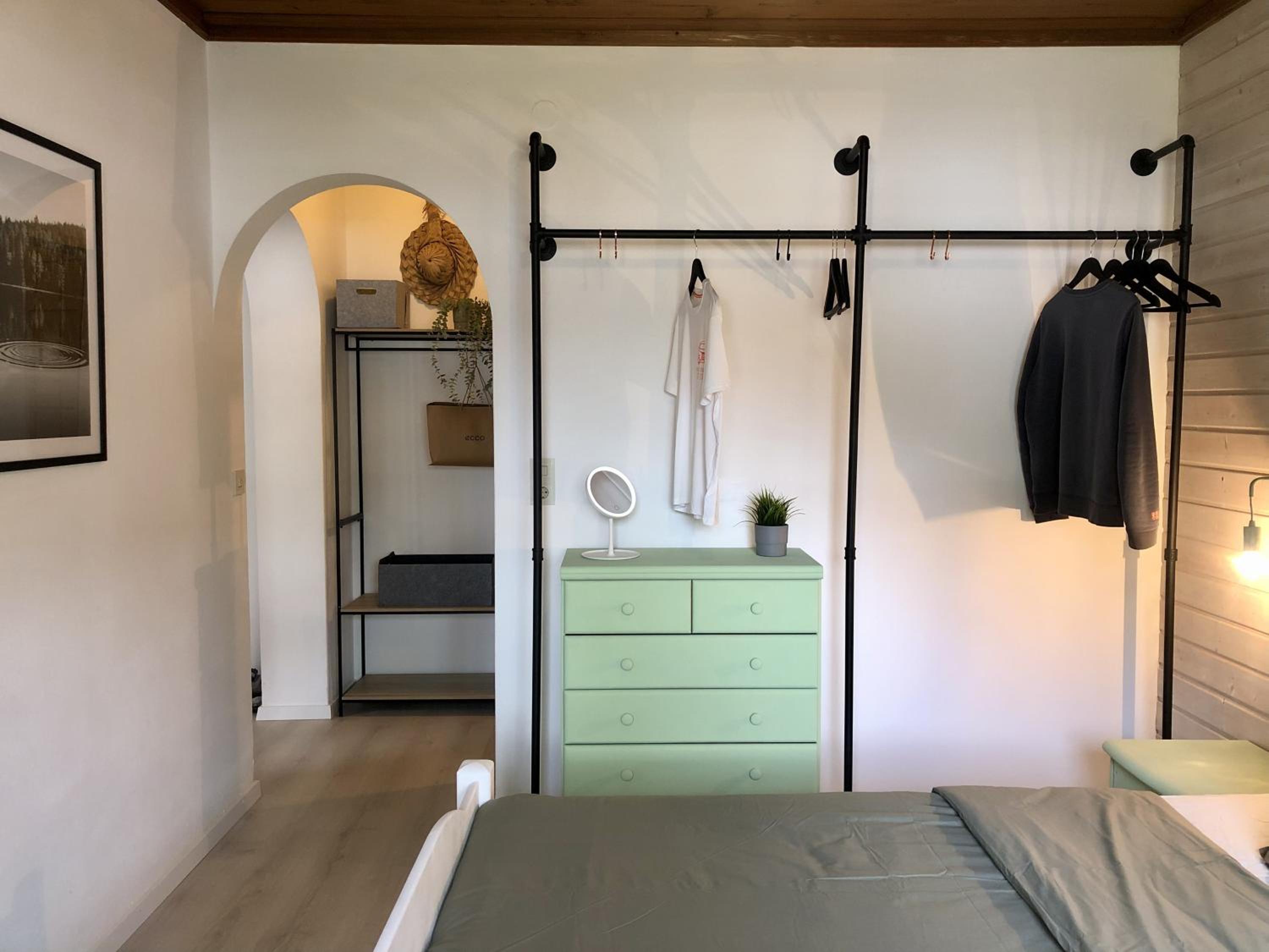 One-Bedroom Apartment with Balcony and Mountain View   photo 1