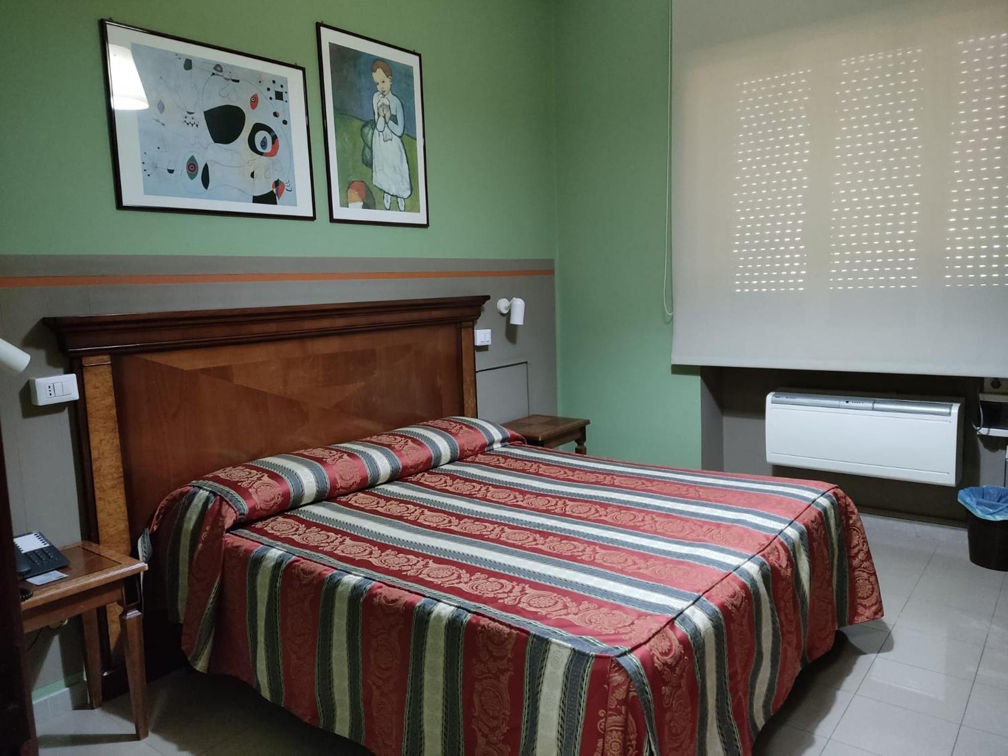 Standard Double Room - Photo 4