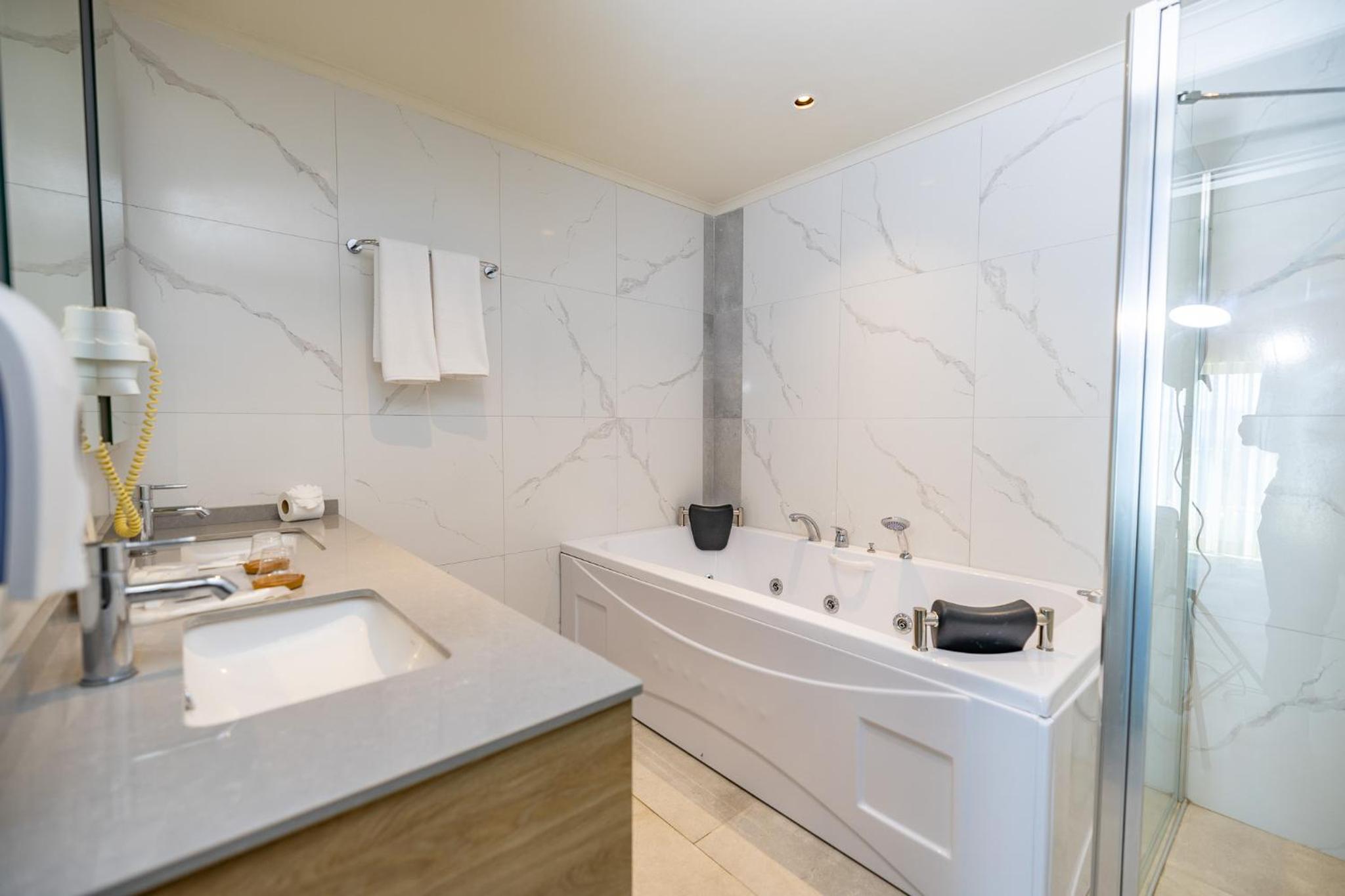 Superior Suite - Photo 9