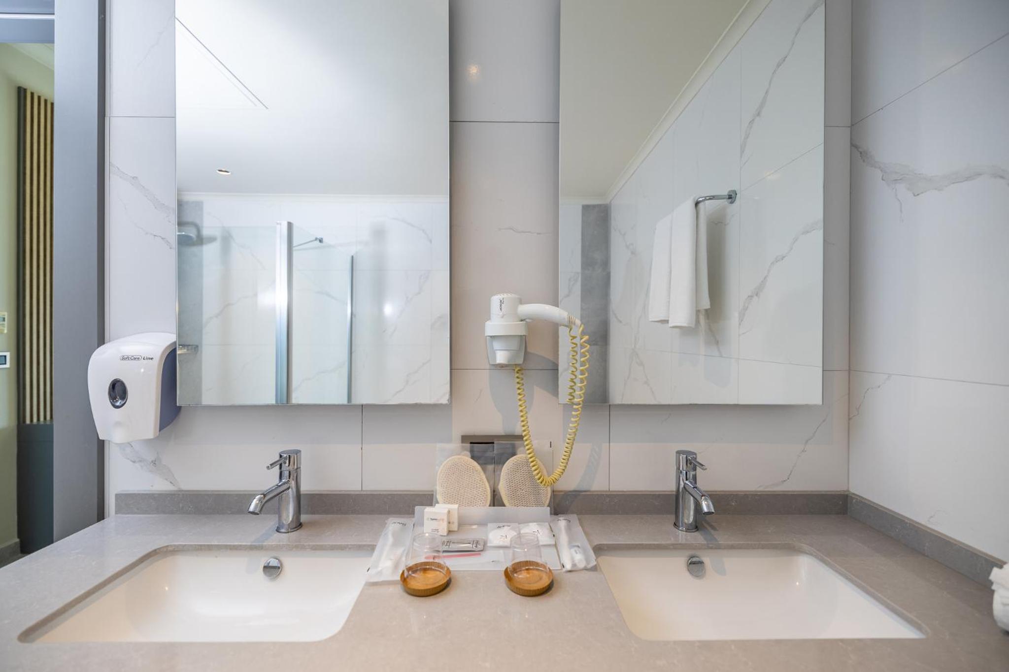Superior Suite - Photo 8