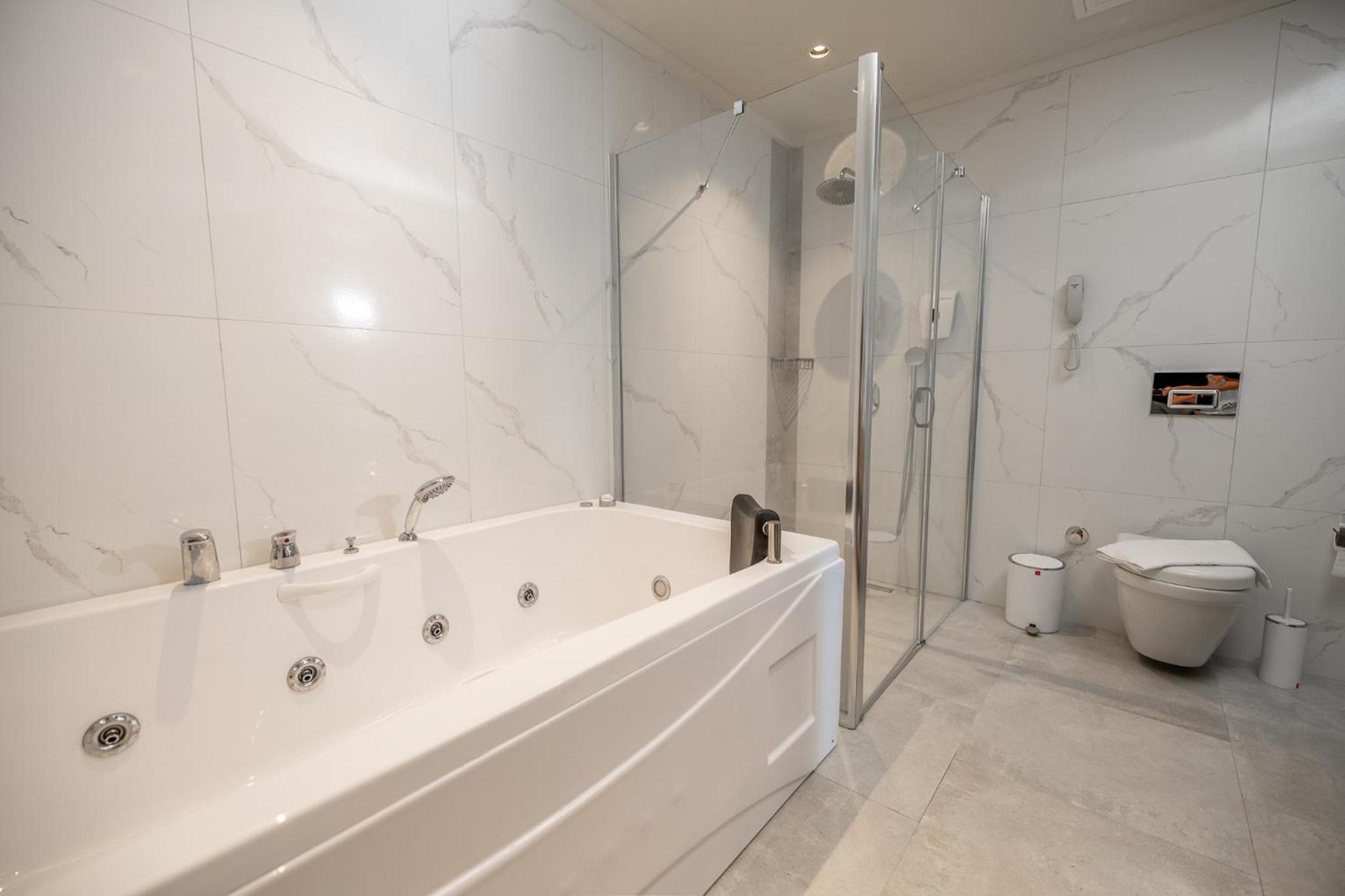 Superior Suite - Photo 11