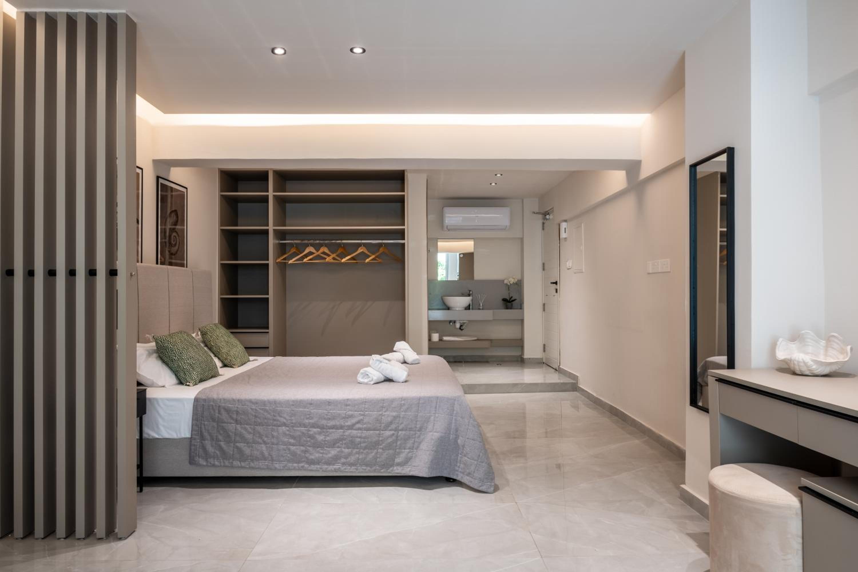 Studio Apartment with Balcony photo 3