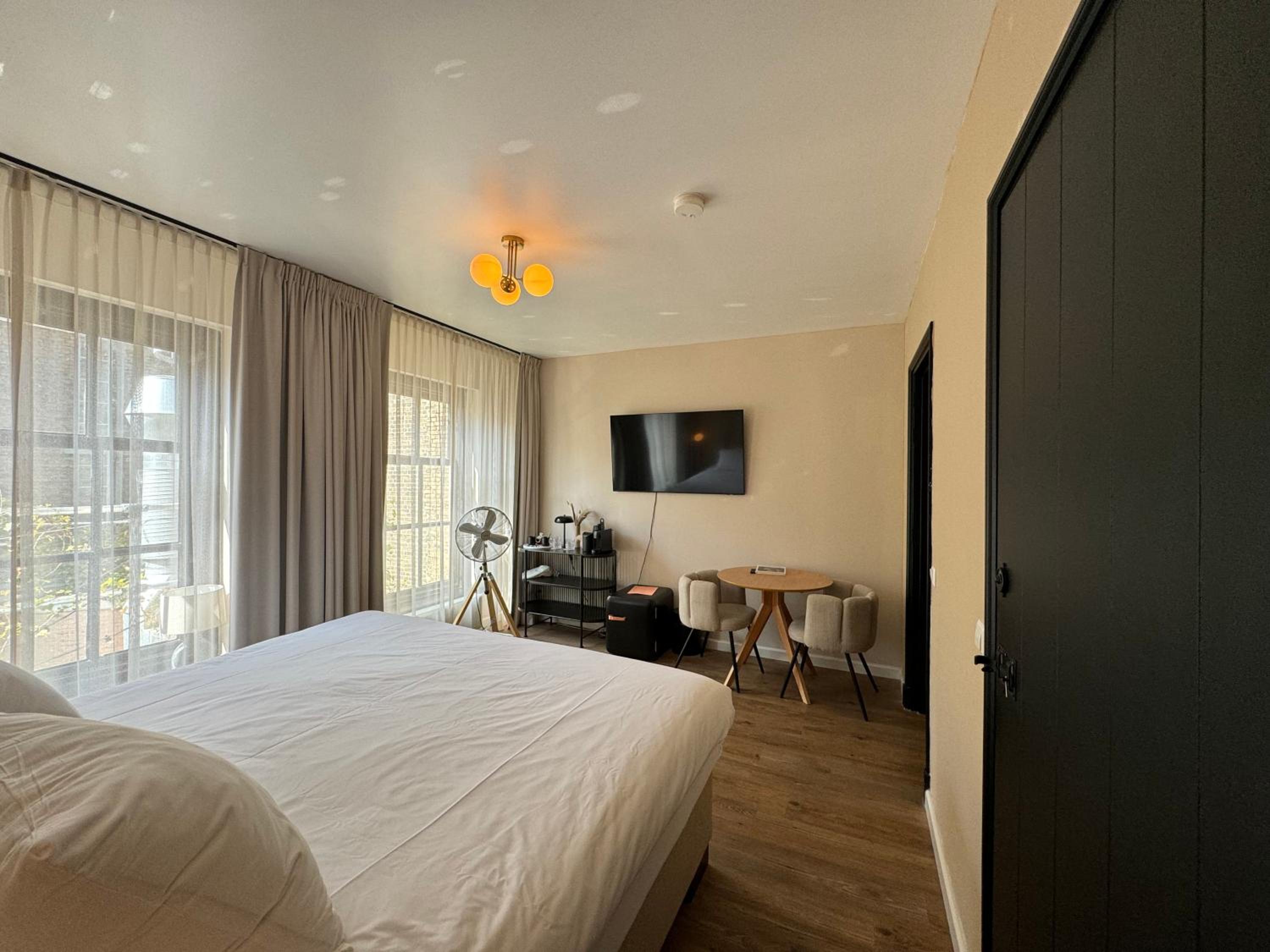 Deluxe King Room photo 3