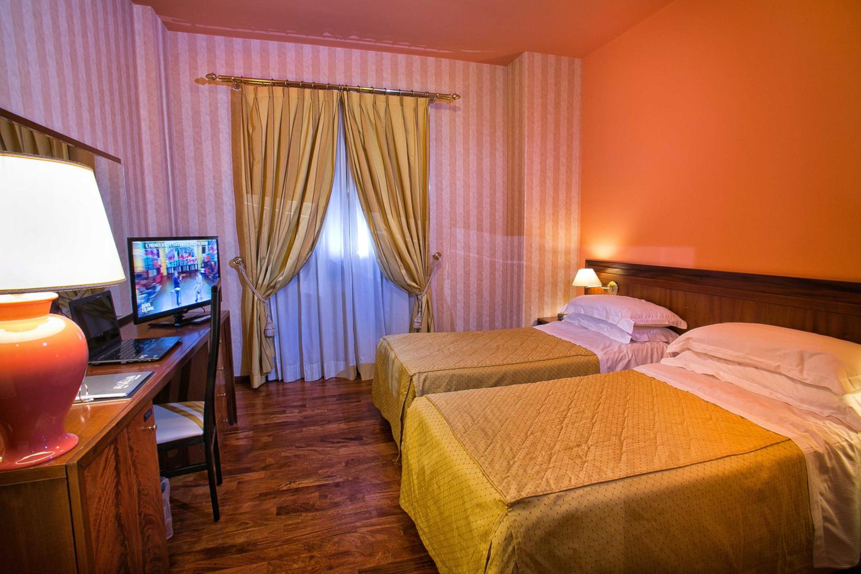 Standard Twin Room - Photo 2