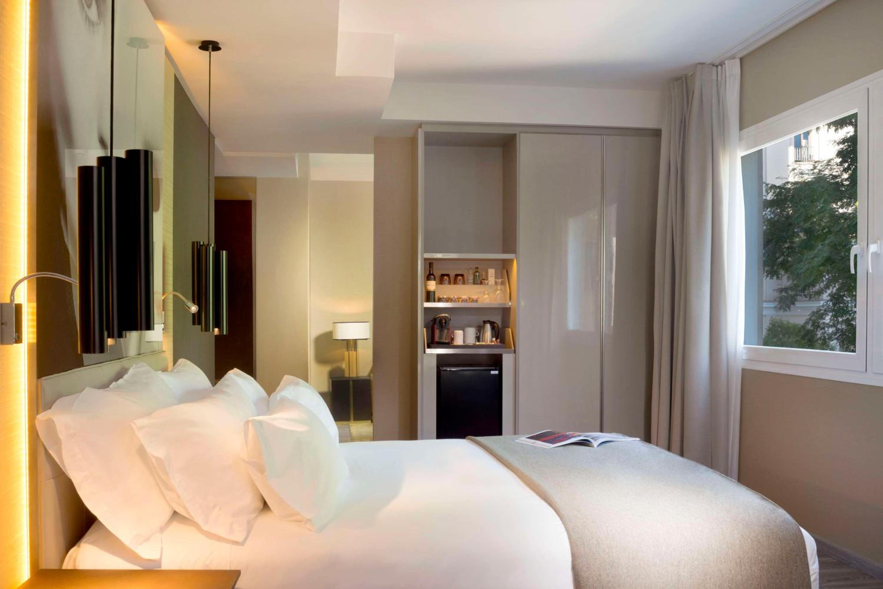 Junior Suite with Extra Bed (2 Adults + 1 Child) thumbnail 6