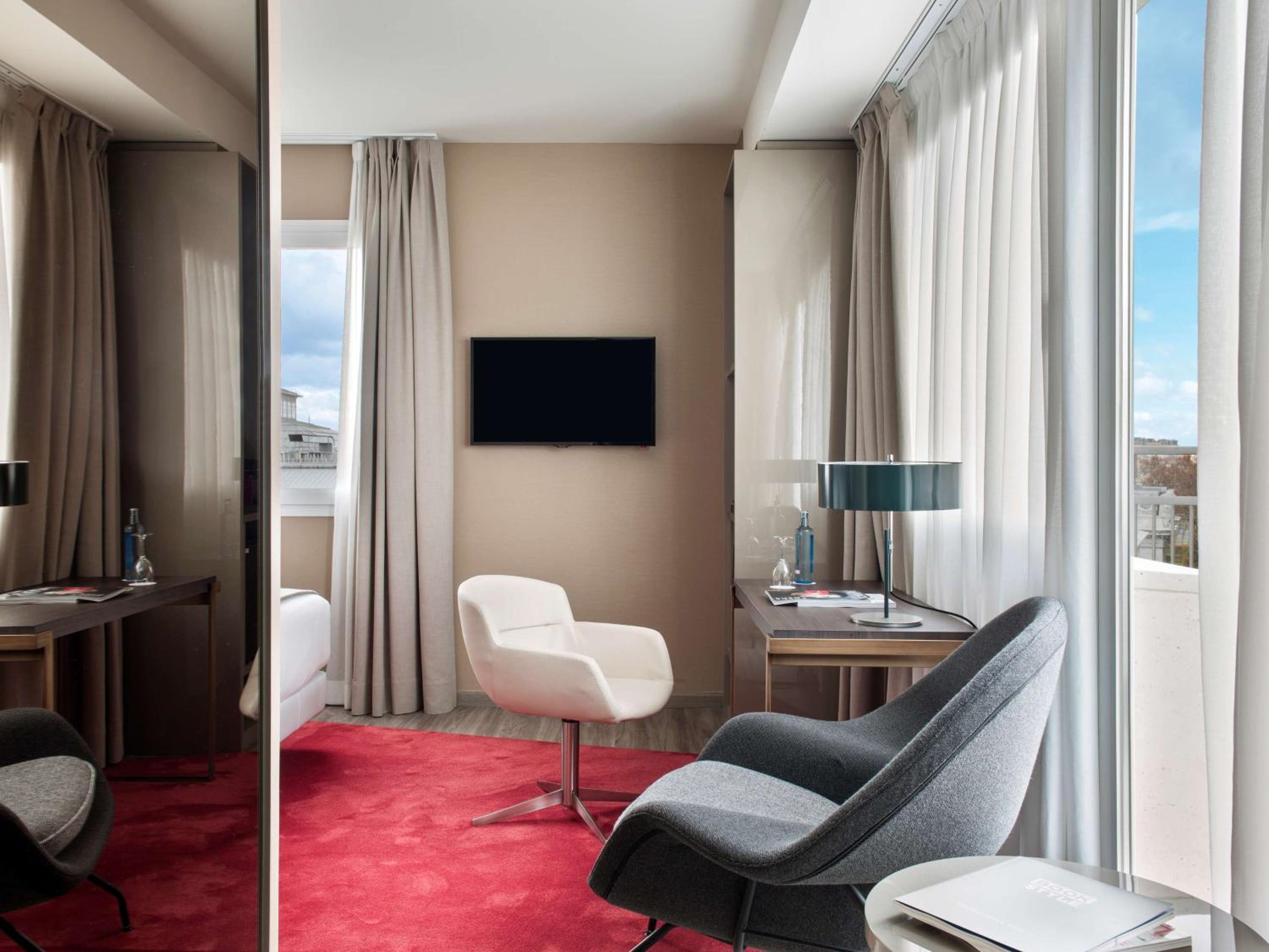 Premium Double or Twin Room with View thumbnail 6