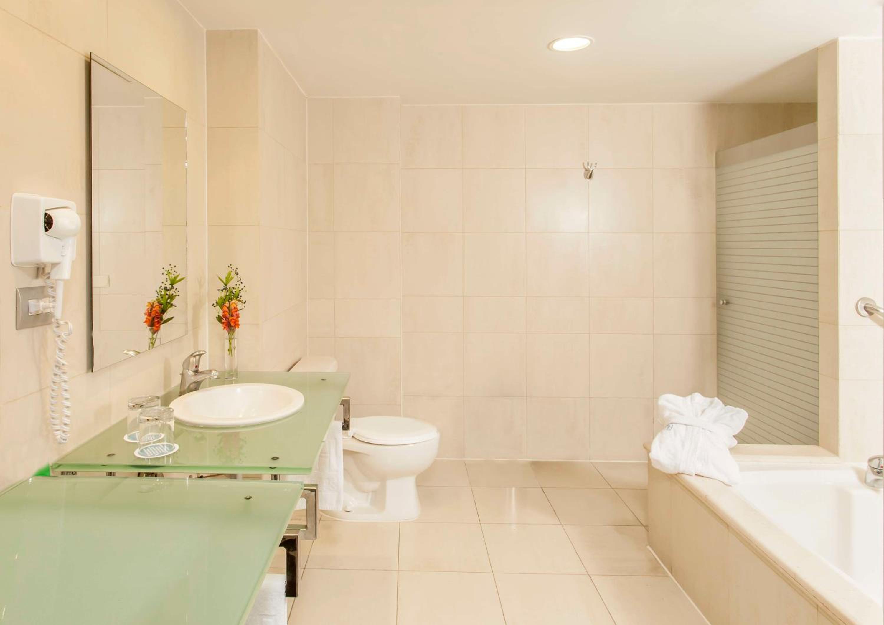 Standard Room – 2 Double Beds - Photo 5