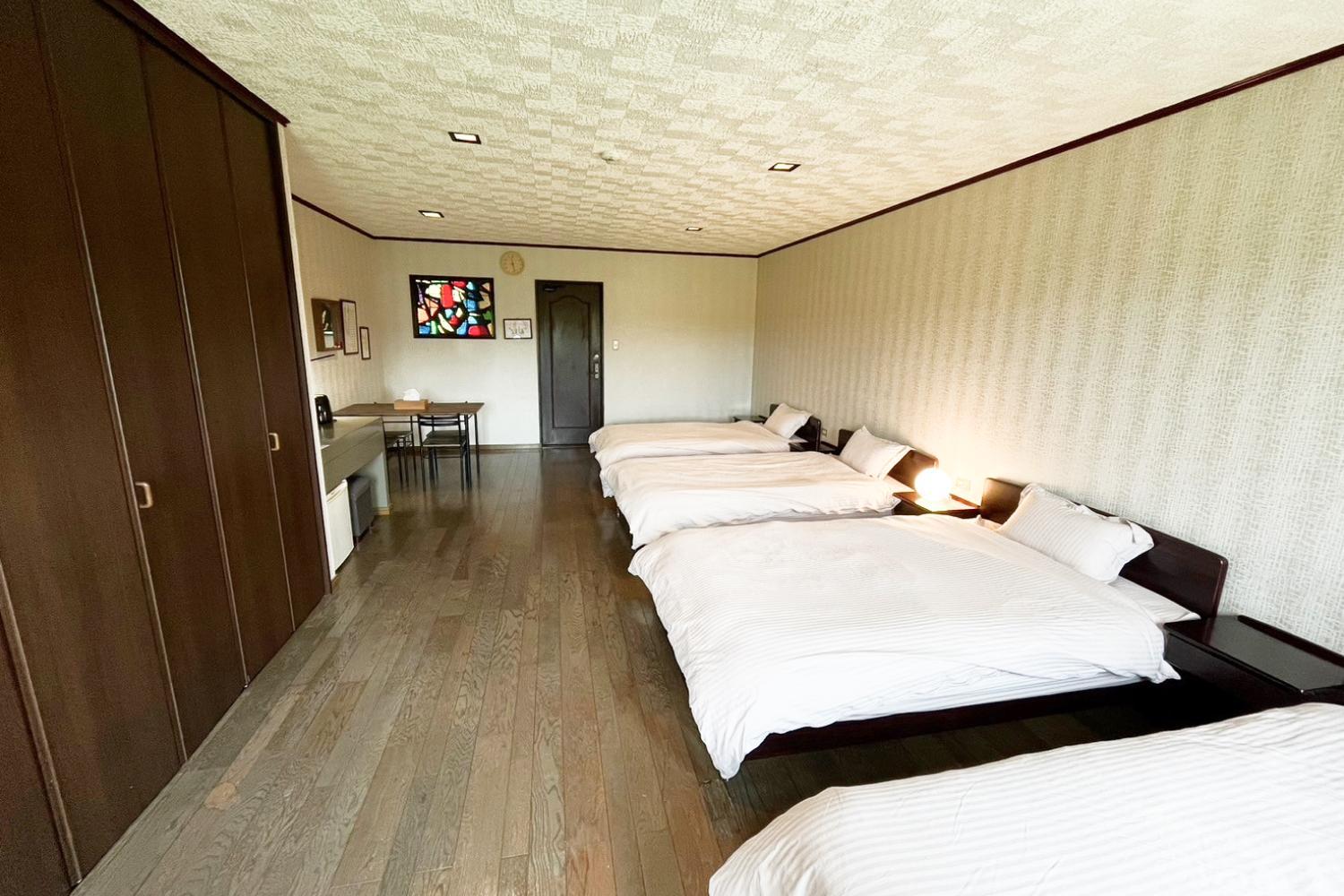 Quadruple Room with Shared Bathroom photo 2