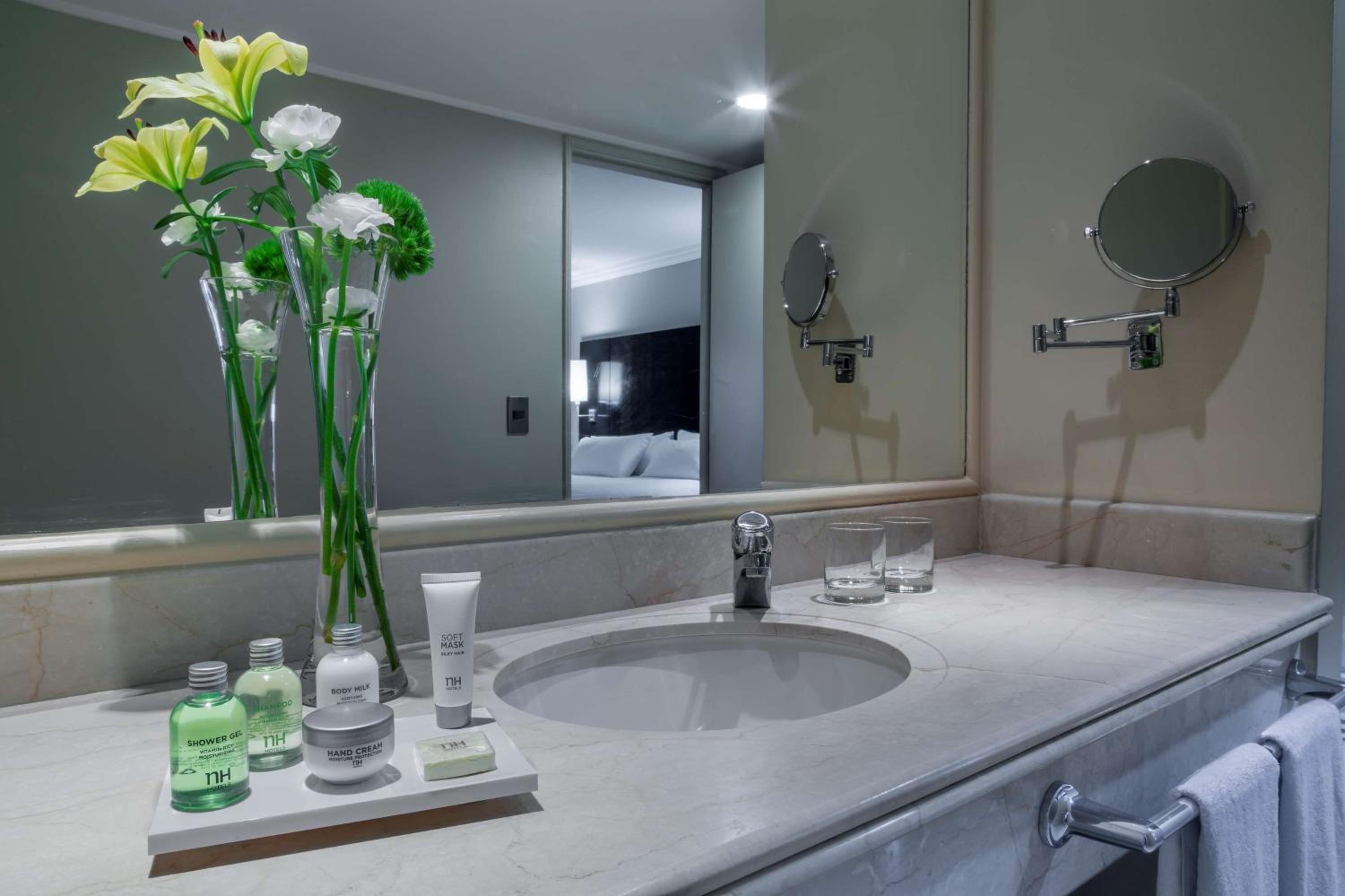 Suite - Photo 11