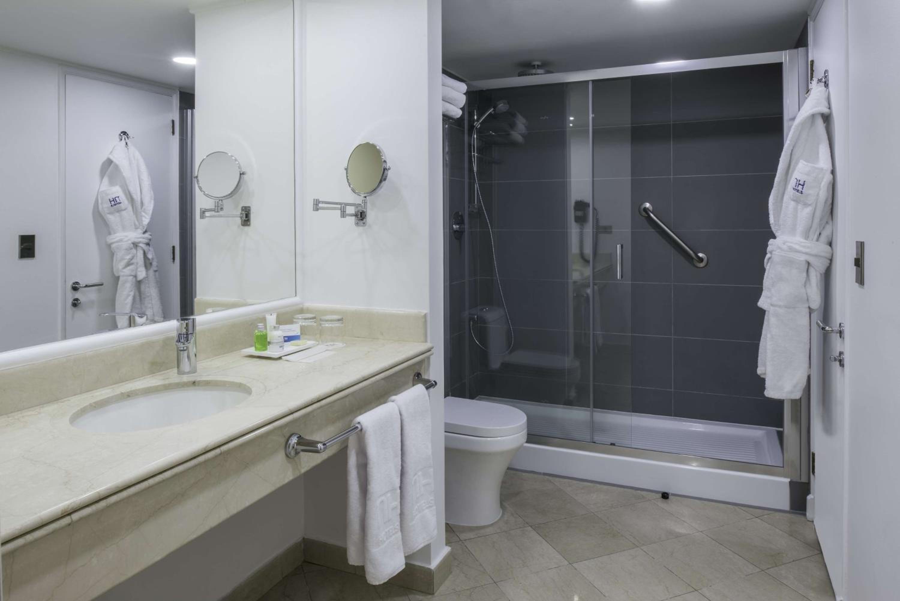 Suite - Photo 10
