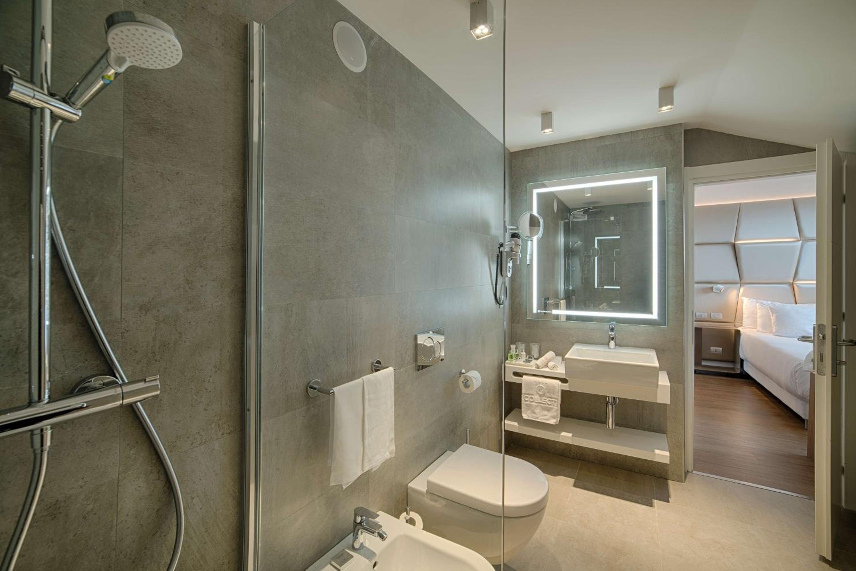 Family Adjoining Room (2 Adults + 2 Children) photo 3