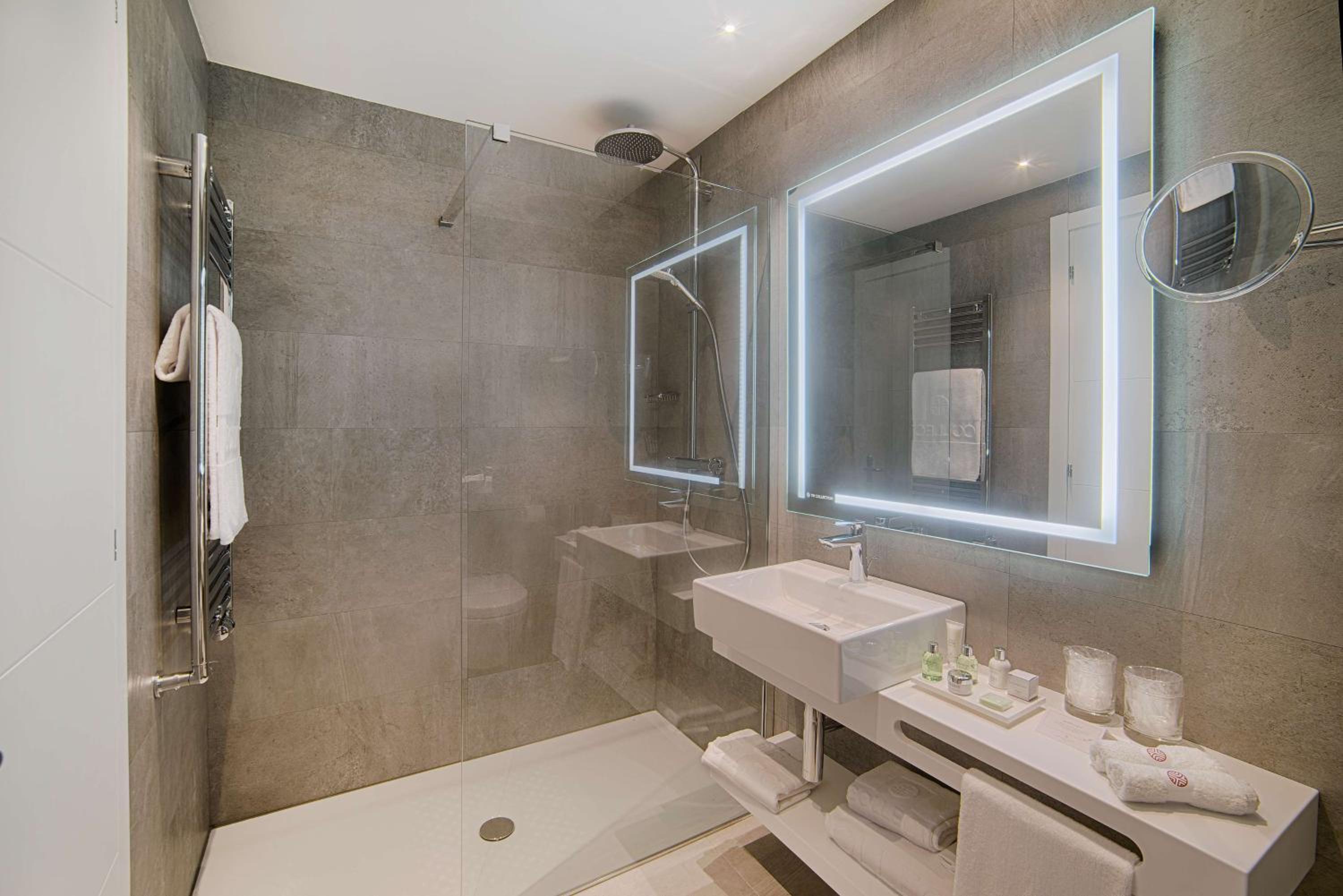 Premium Double or Twin Room with extra bed (2 adults + 1 child) photo 3