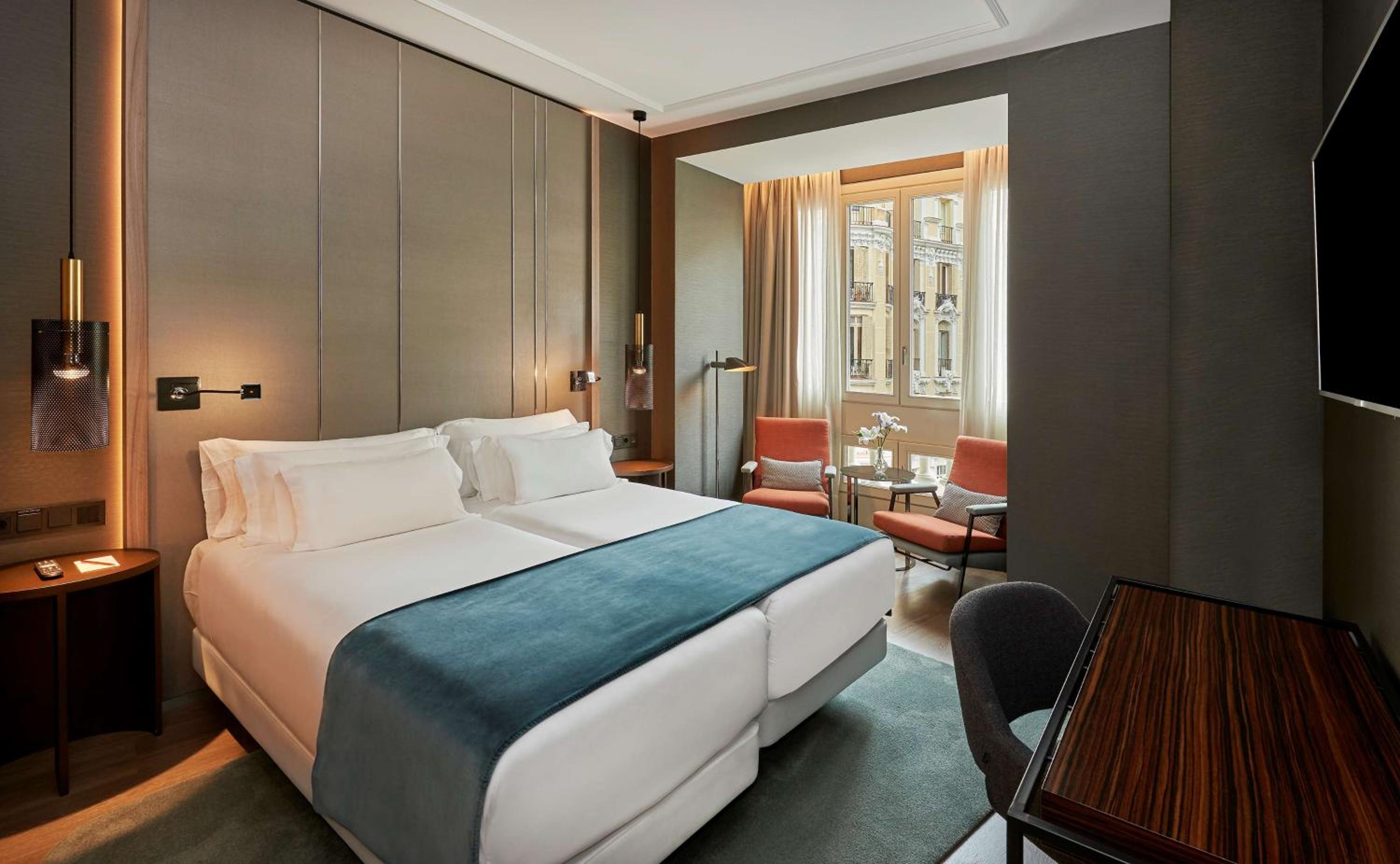 Premium Double or Twin Room with Gran Via View - Photo 10