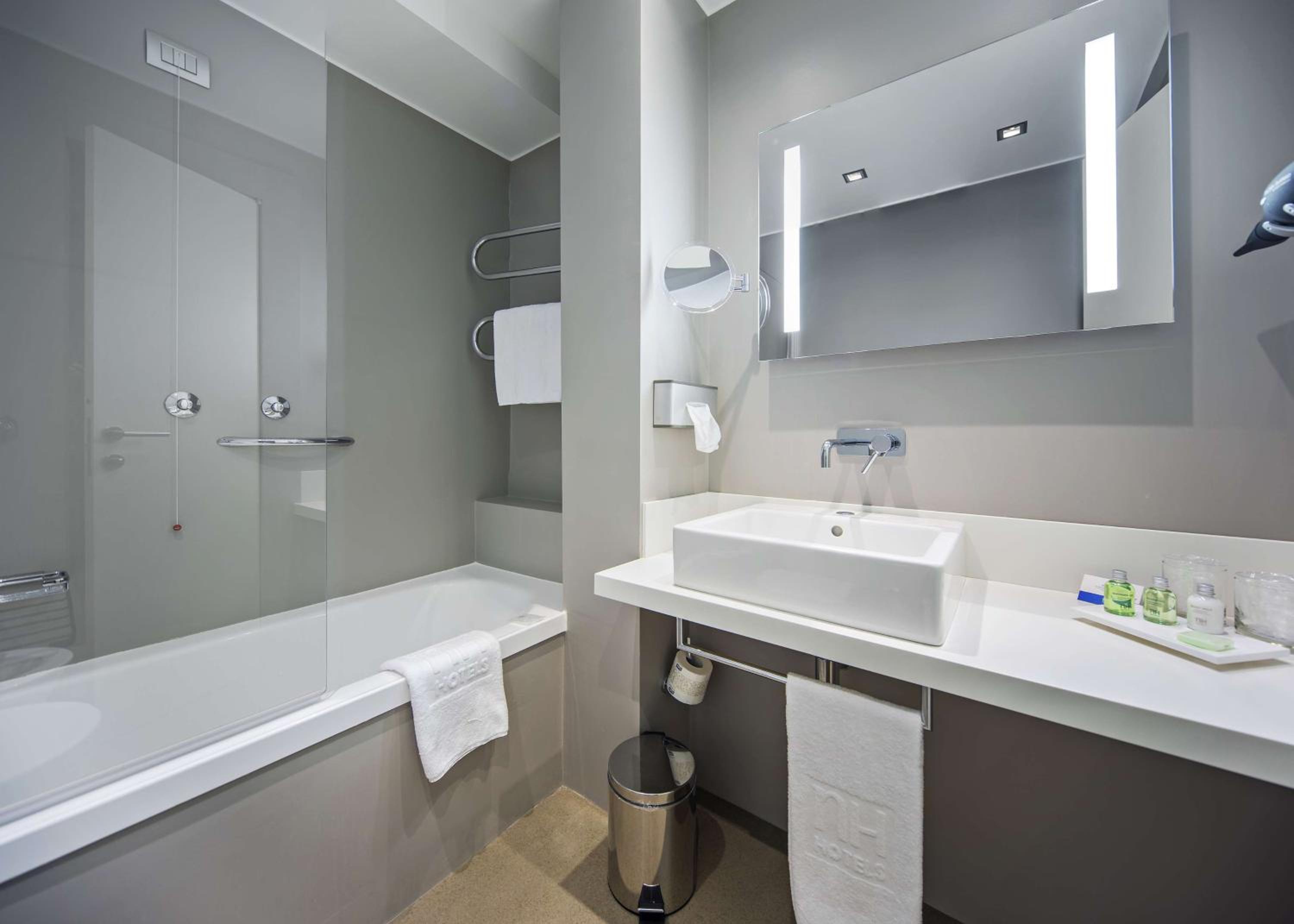 Standard Double or Twin Room - Photo 2