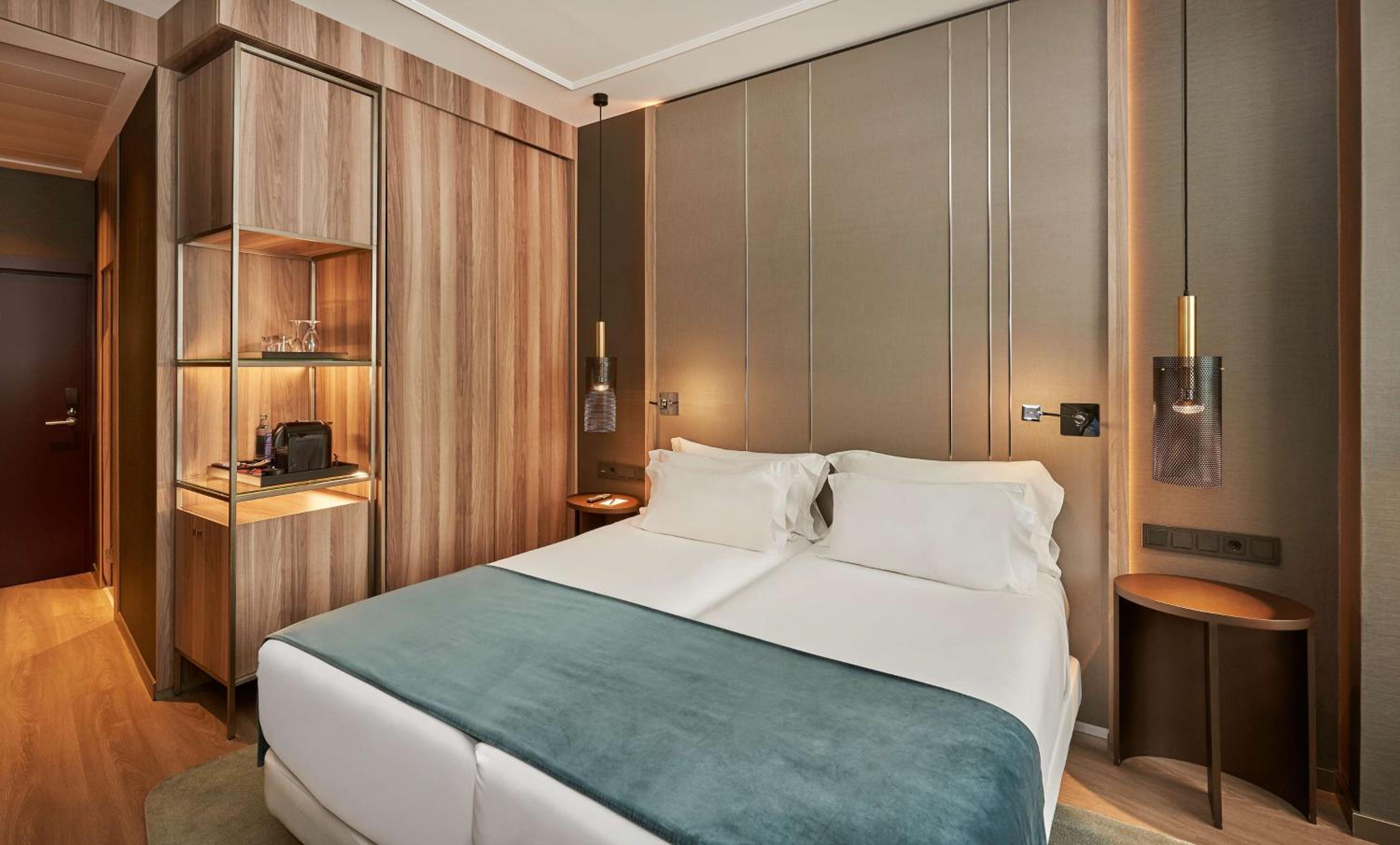 Premium Double or Twin Room with Gran Via View - Photo 9