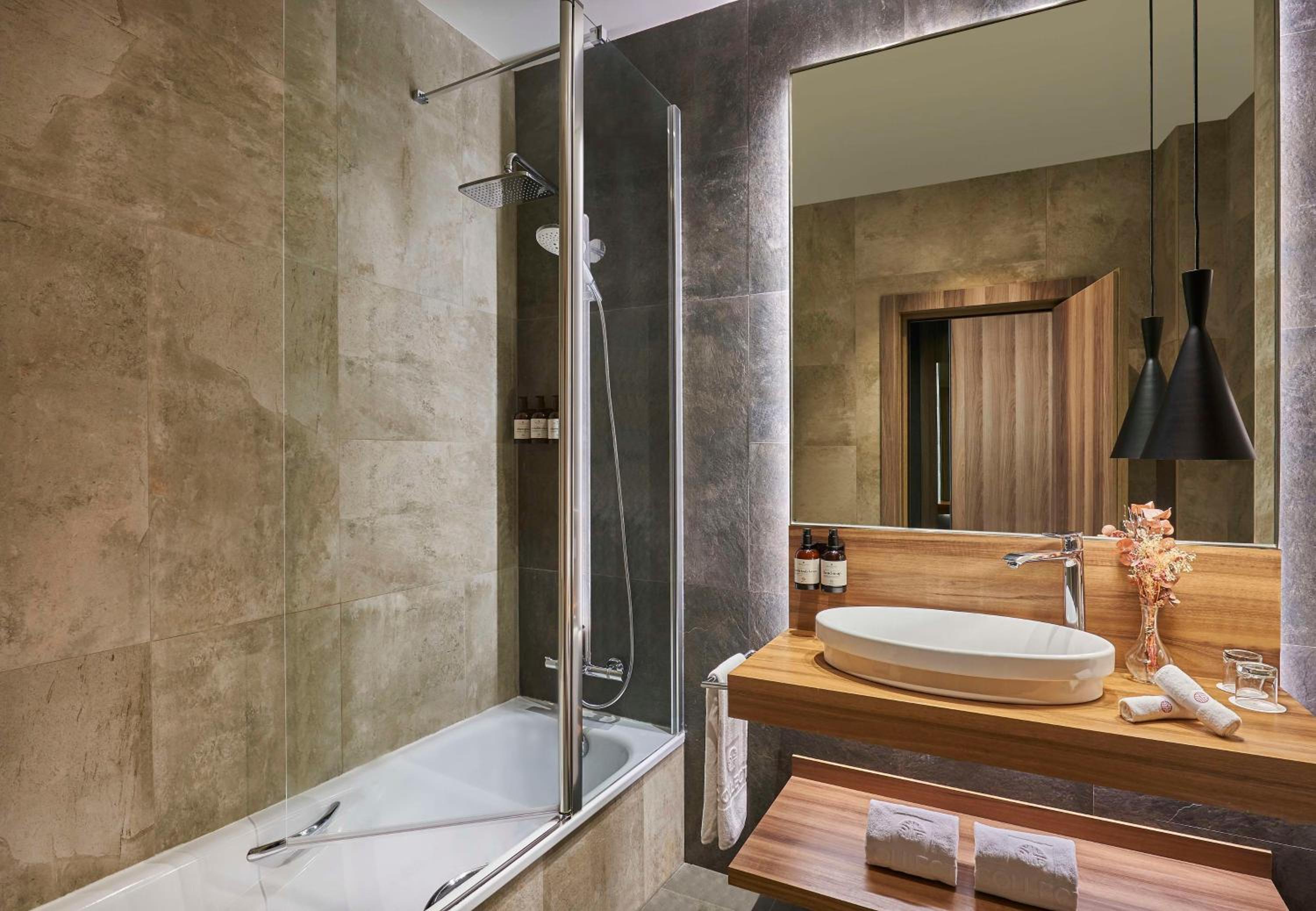 Superior Double or Twin Room with Gran Vía View - Photo 2
