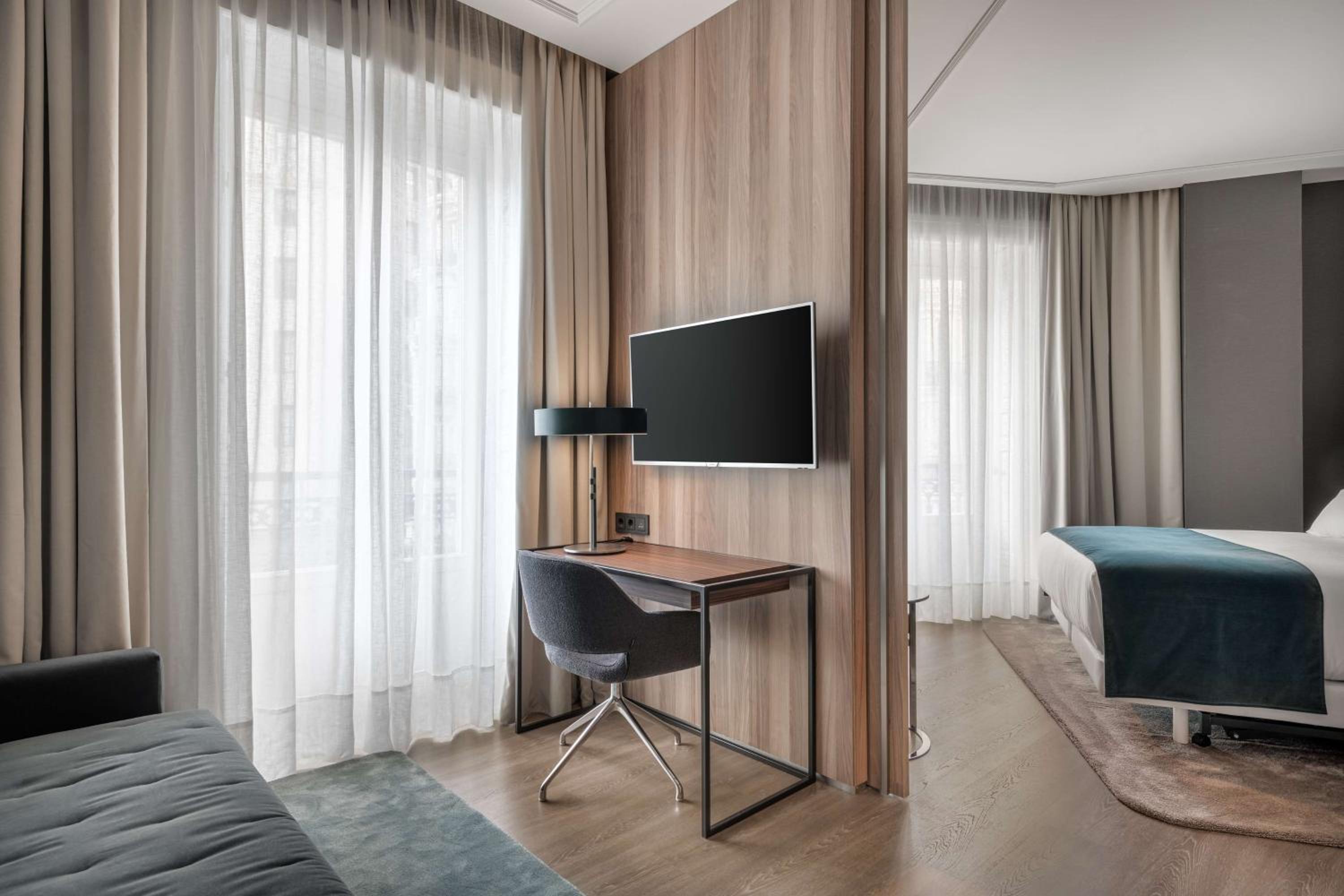 Junior Suite with Gran Via View - Photo 1