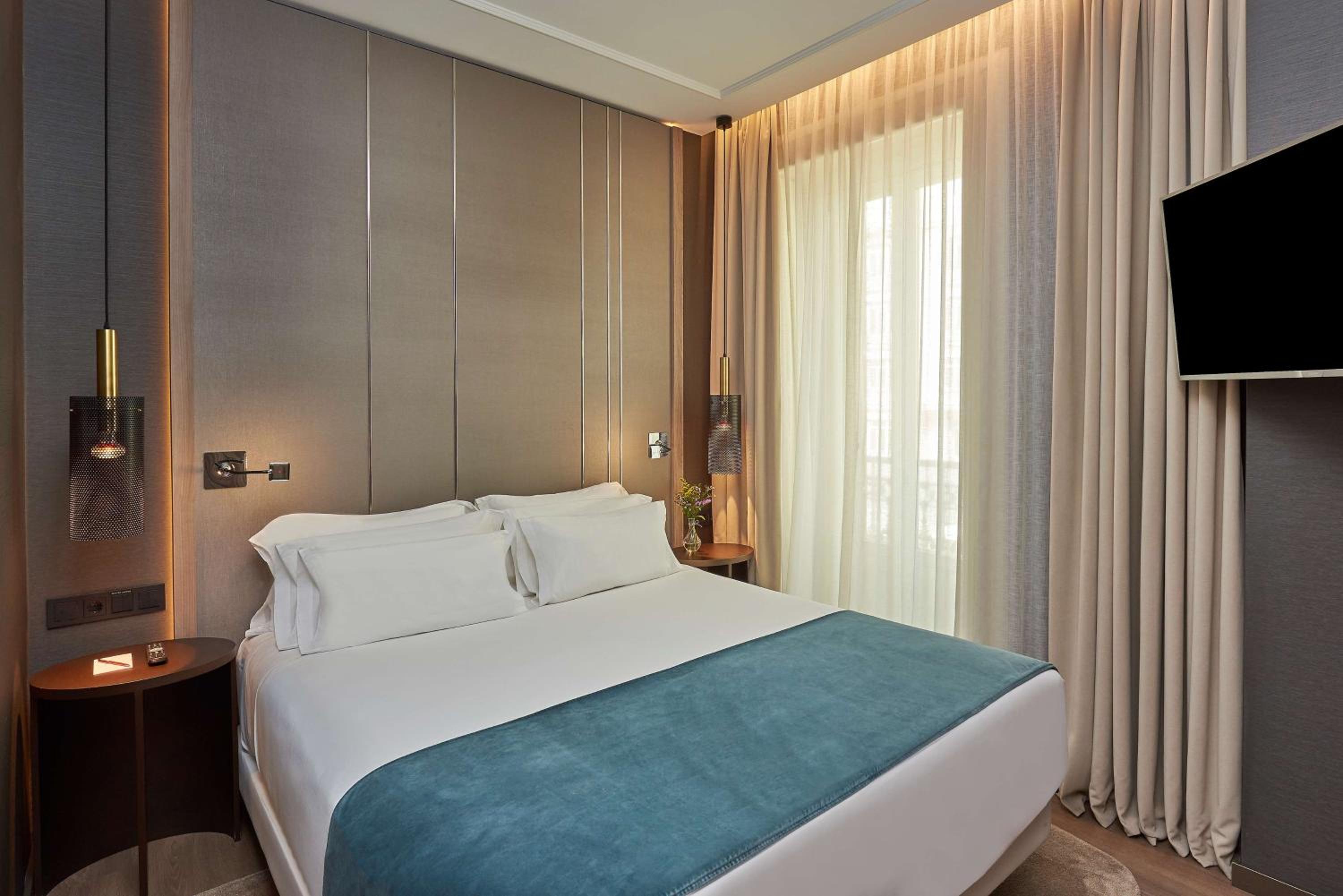 Junior Suite with Gran Via View - Photo 3