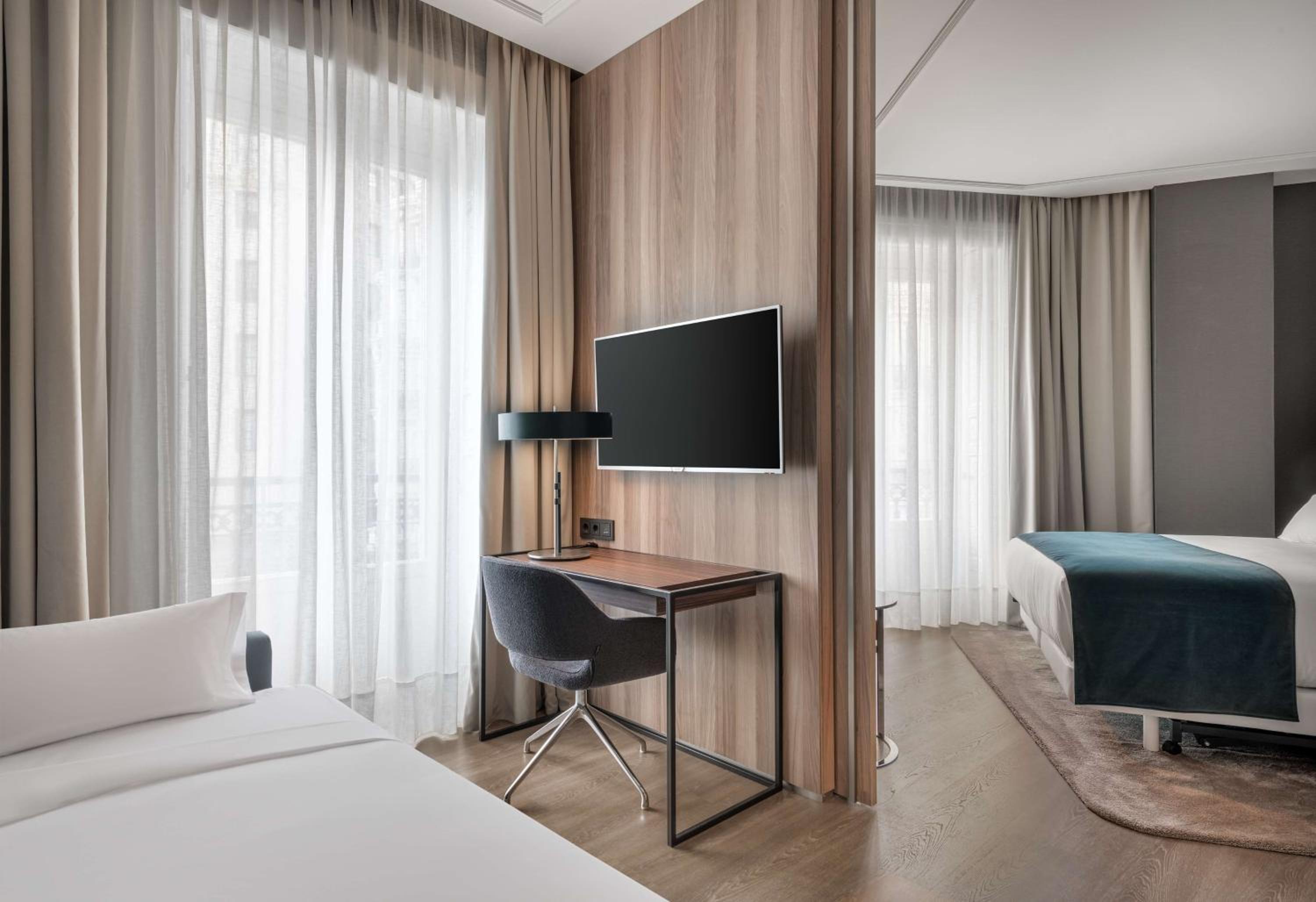 Junior Suite with Gran Via View - Photo 5