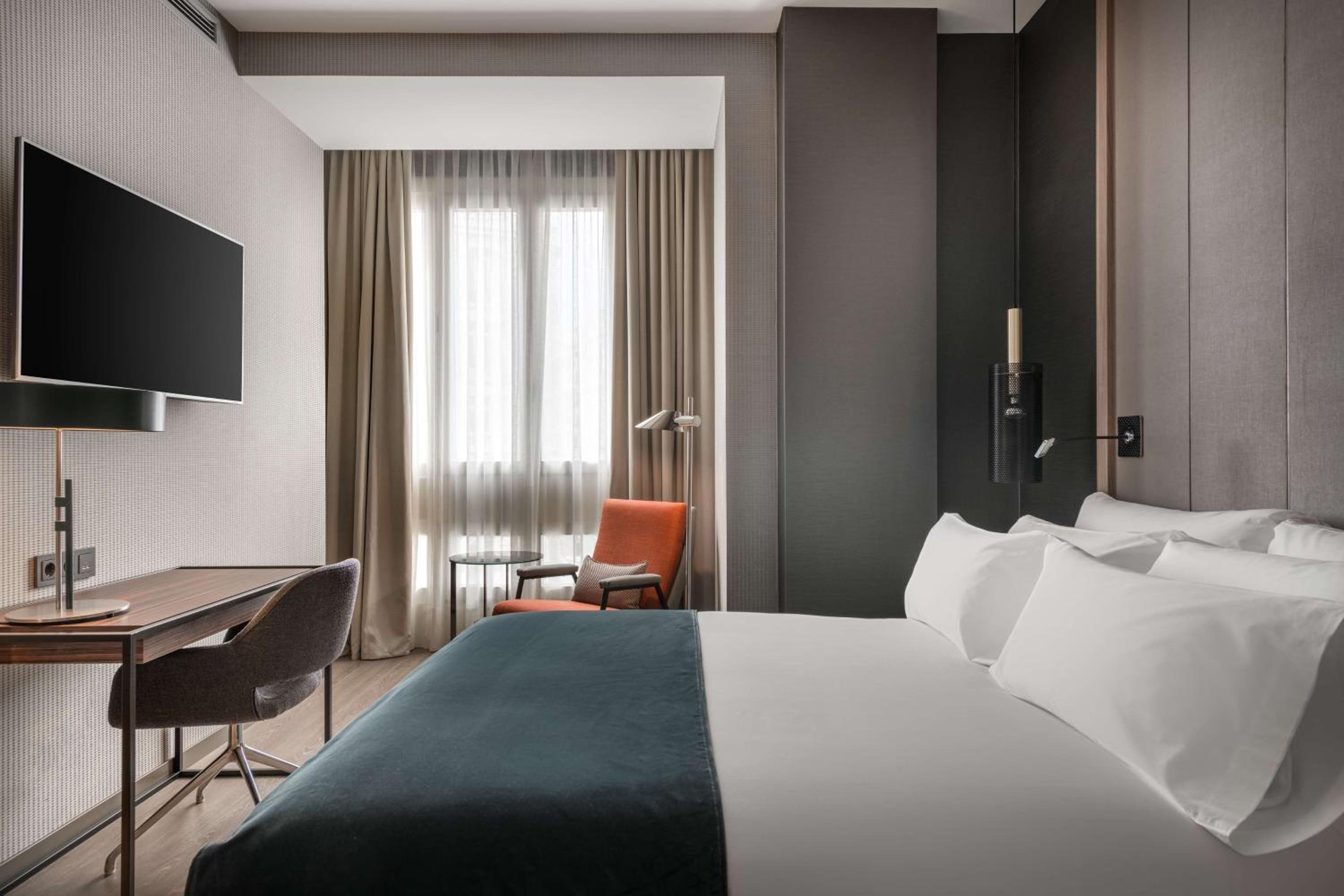 Premium Double or Twin Room with Gran Via View - Photo 1