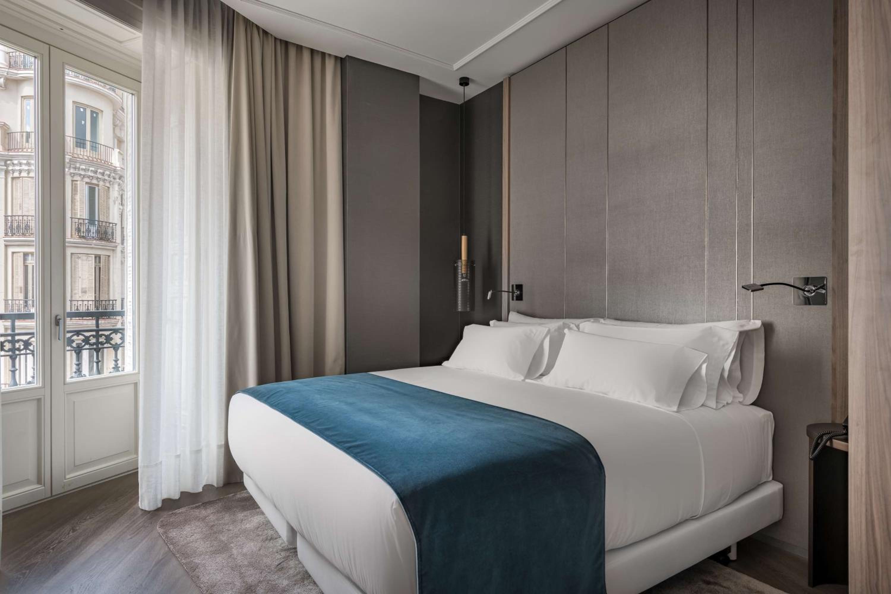 Junior Suite with Gran Via View - Photo 7