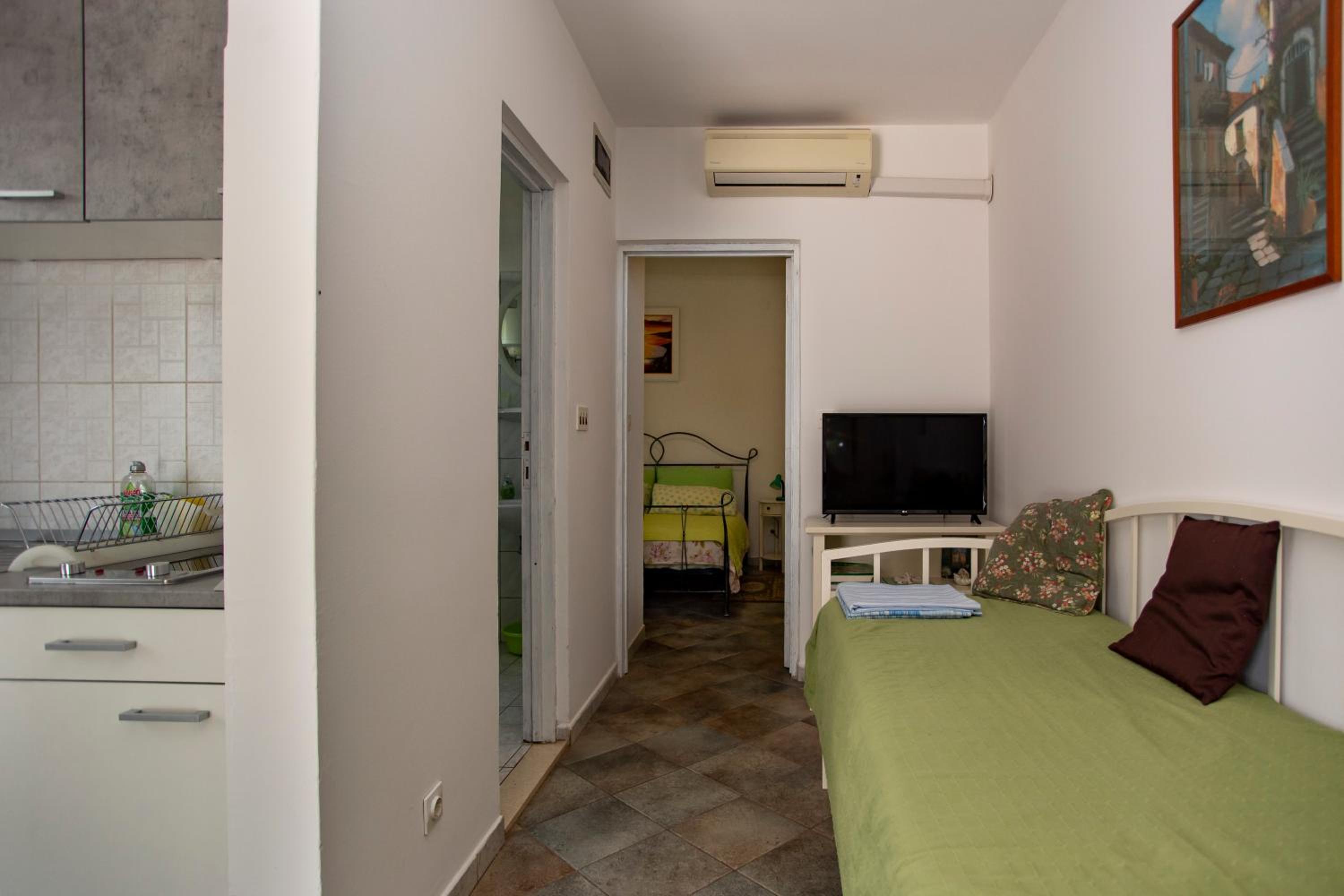 One-Bedroom Apartment with Terrace - Photo 31