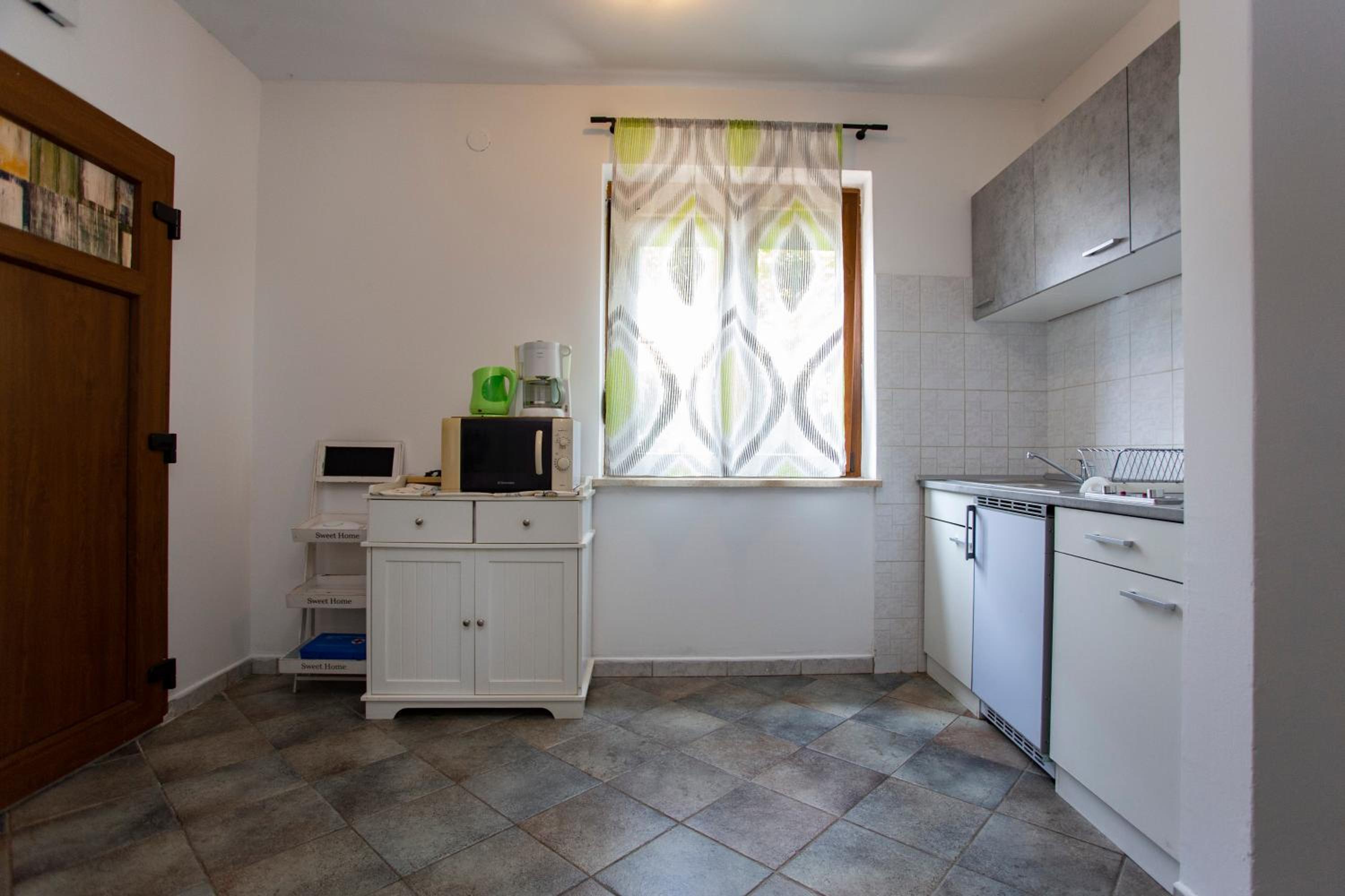 One-Bedroom Apartment with Terrace - Photo 4