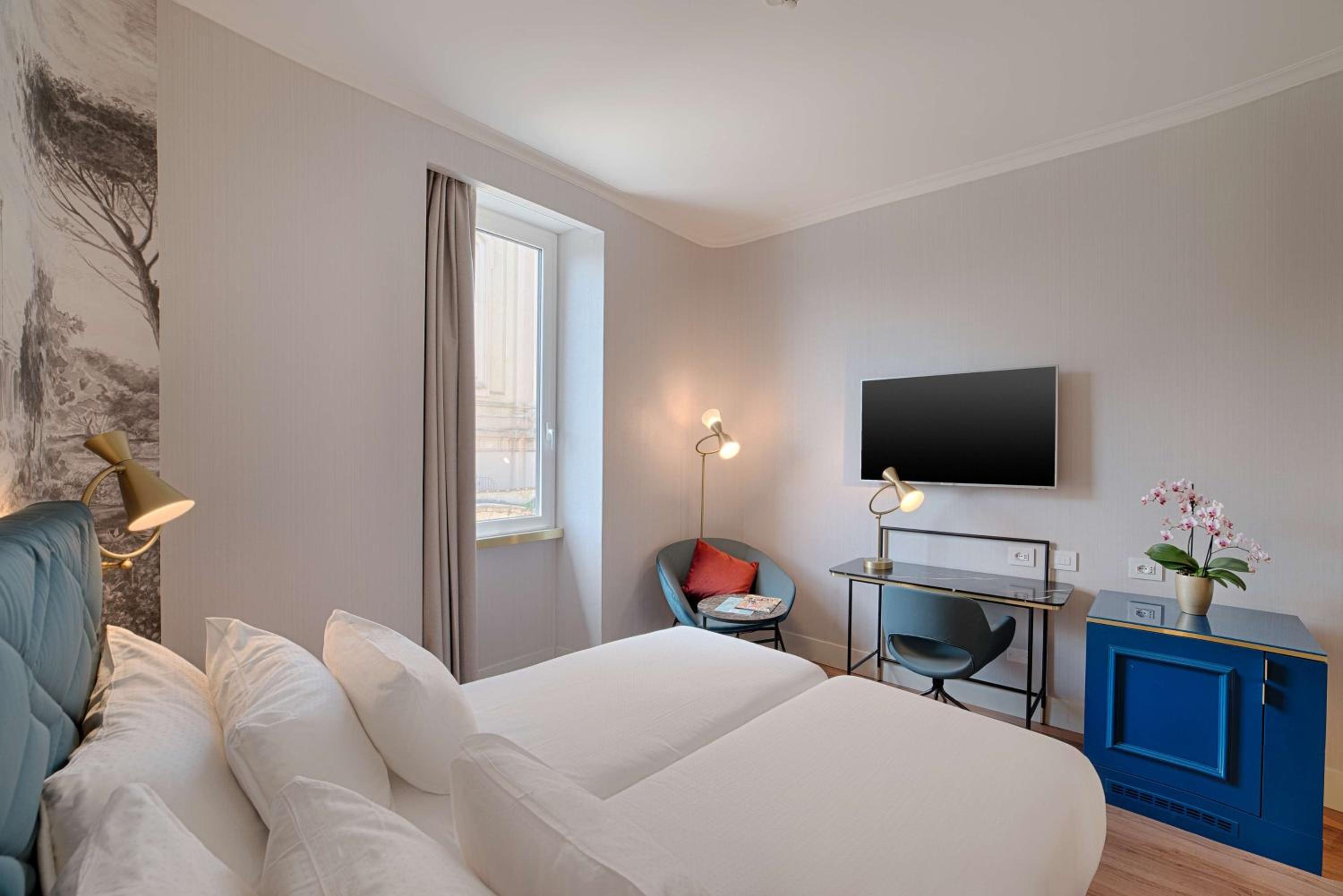 Superior Twin Room with View thumbnail 5