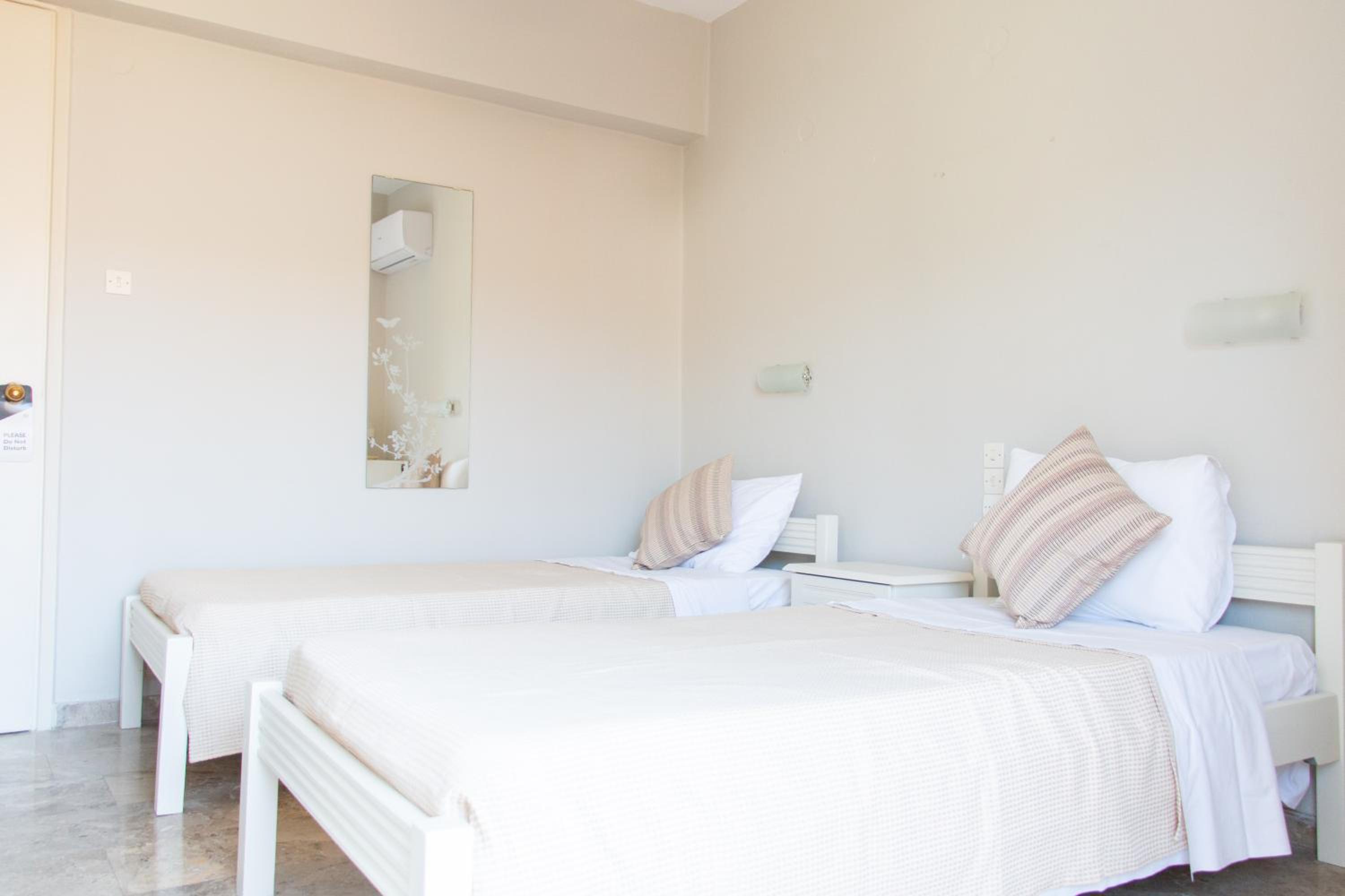 Quadruple Room with Sea View - Photo 4