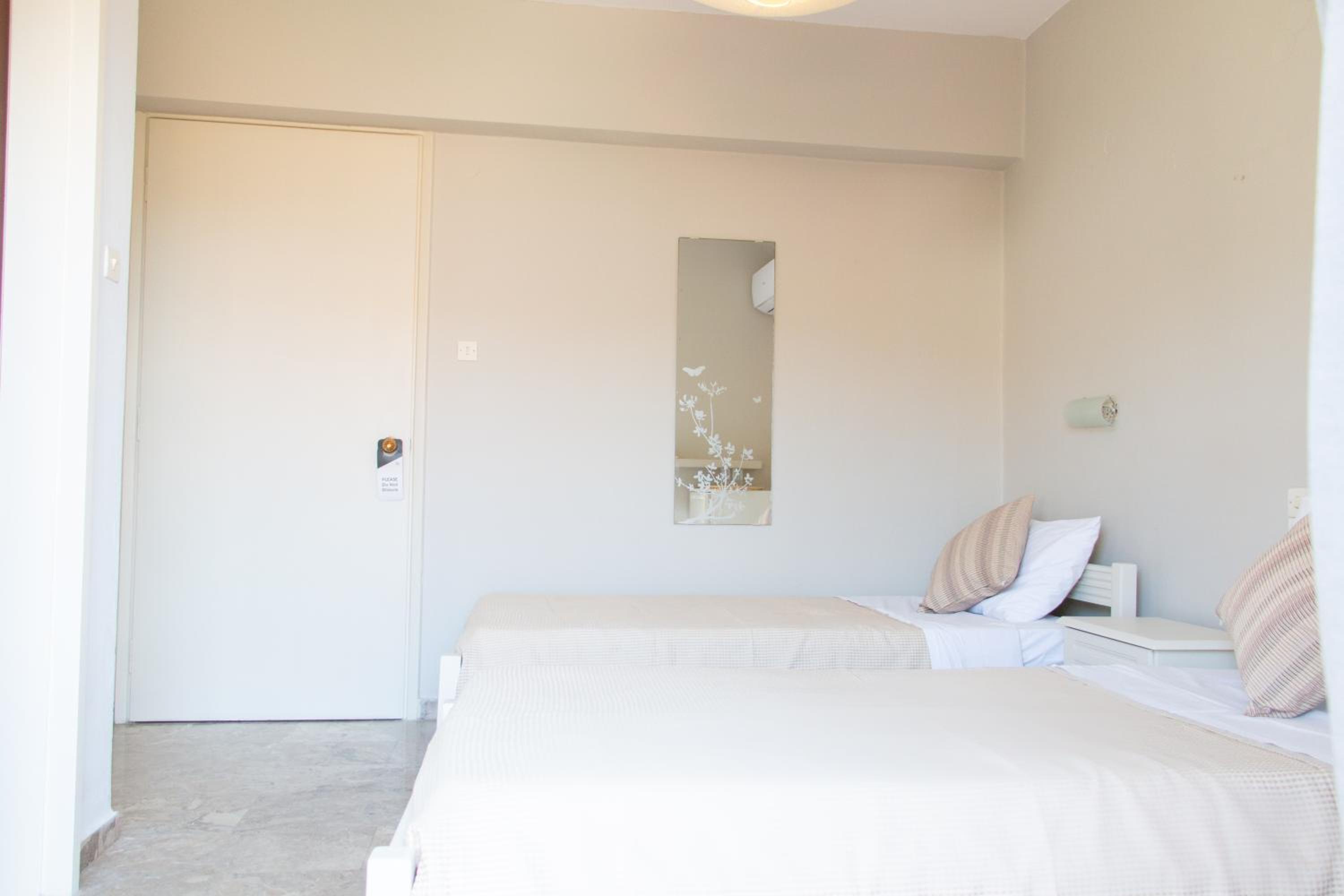 Quadruple Room with Sea View - Photo 9