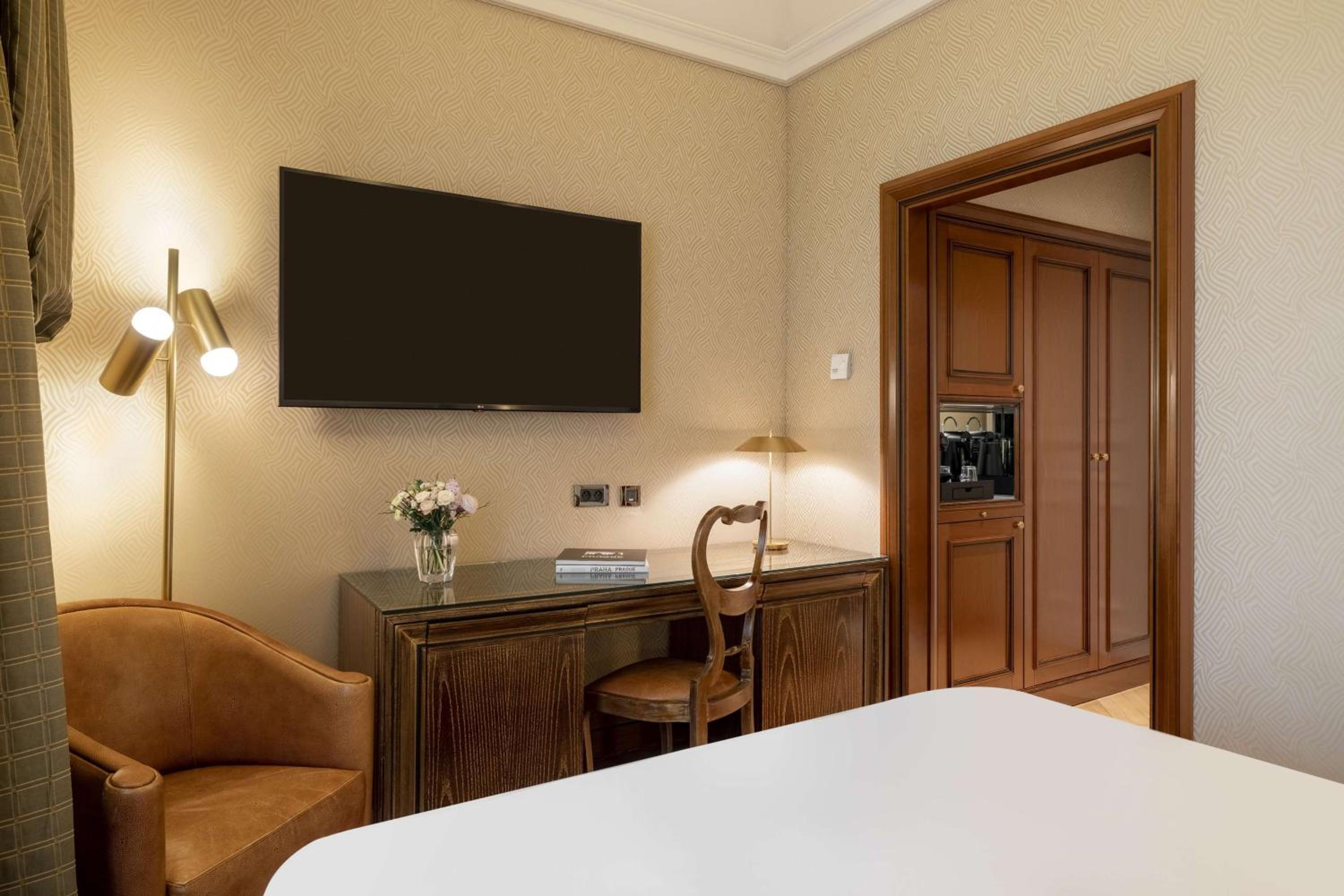 Superior Double Room with One Double Bed and 2 Adults Occupancy (Non Smoking)
