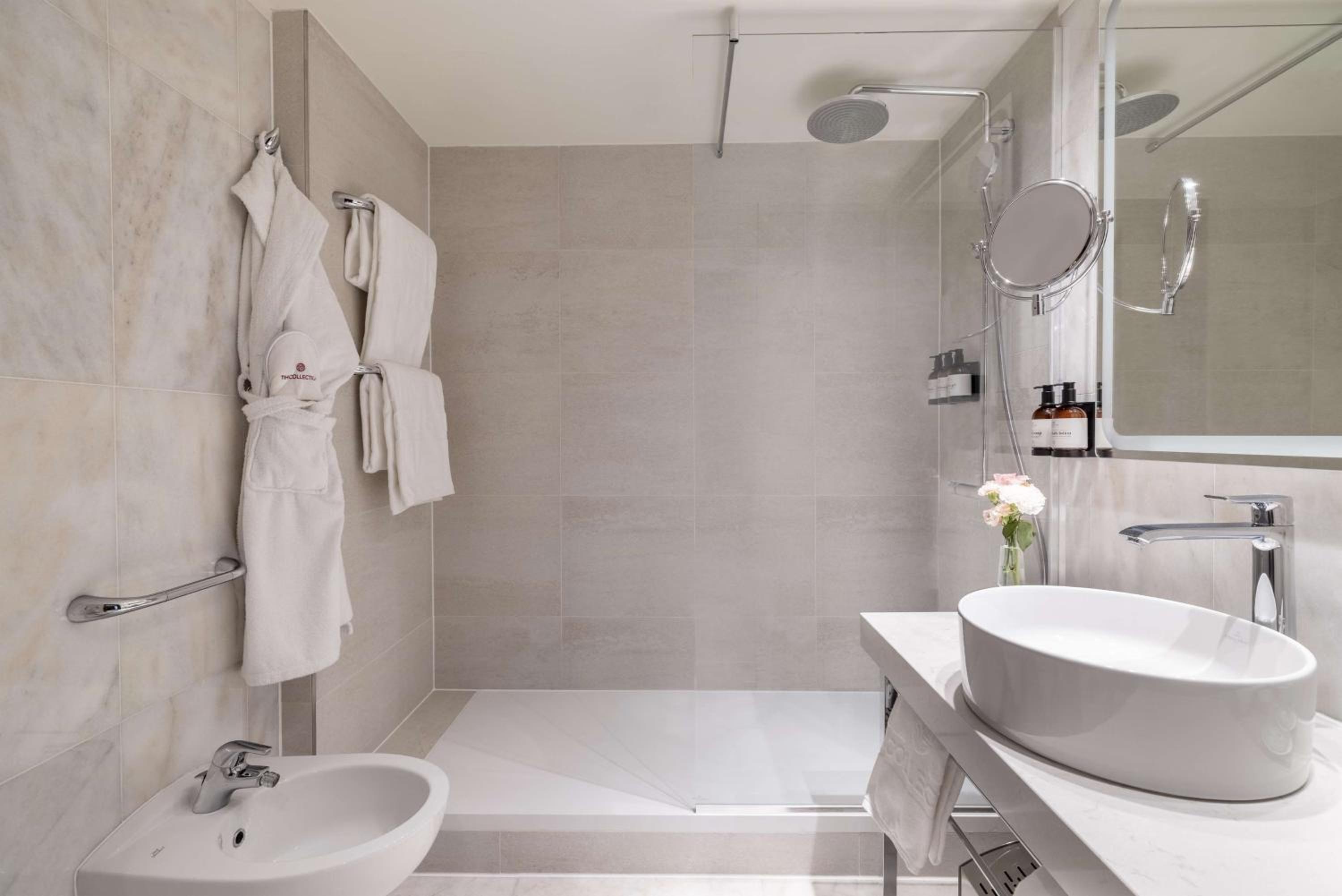 Deluxe Double or Twin Room thumbnail 5
