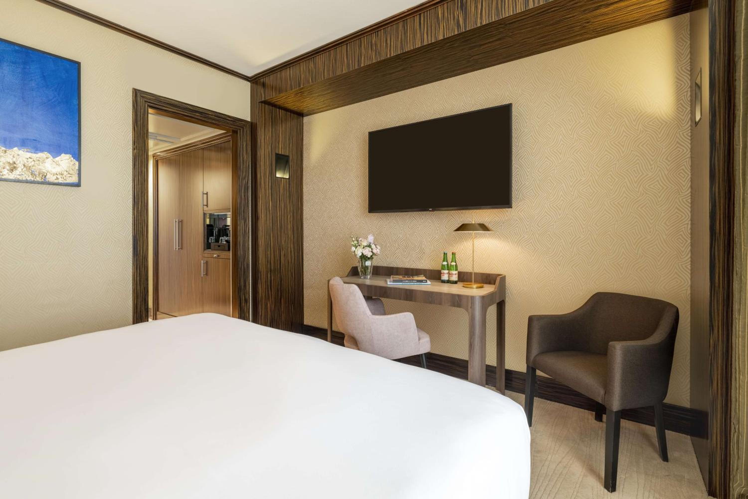Deluxe Double or Twin Room thumbnail 5