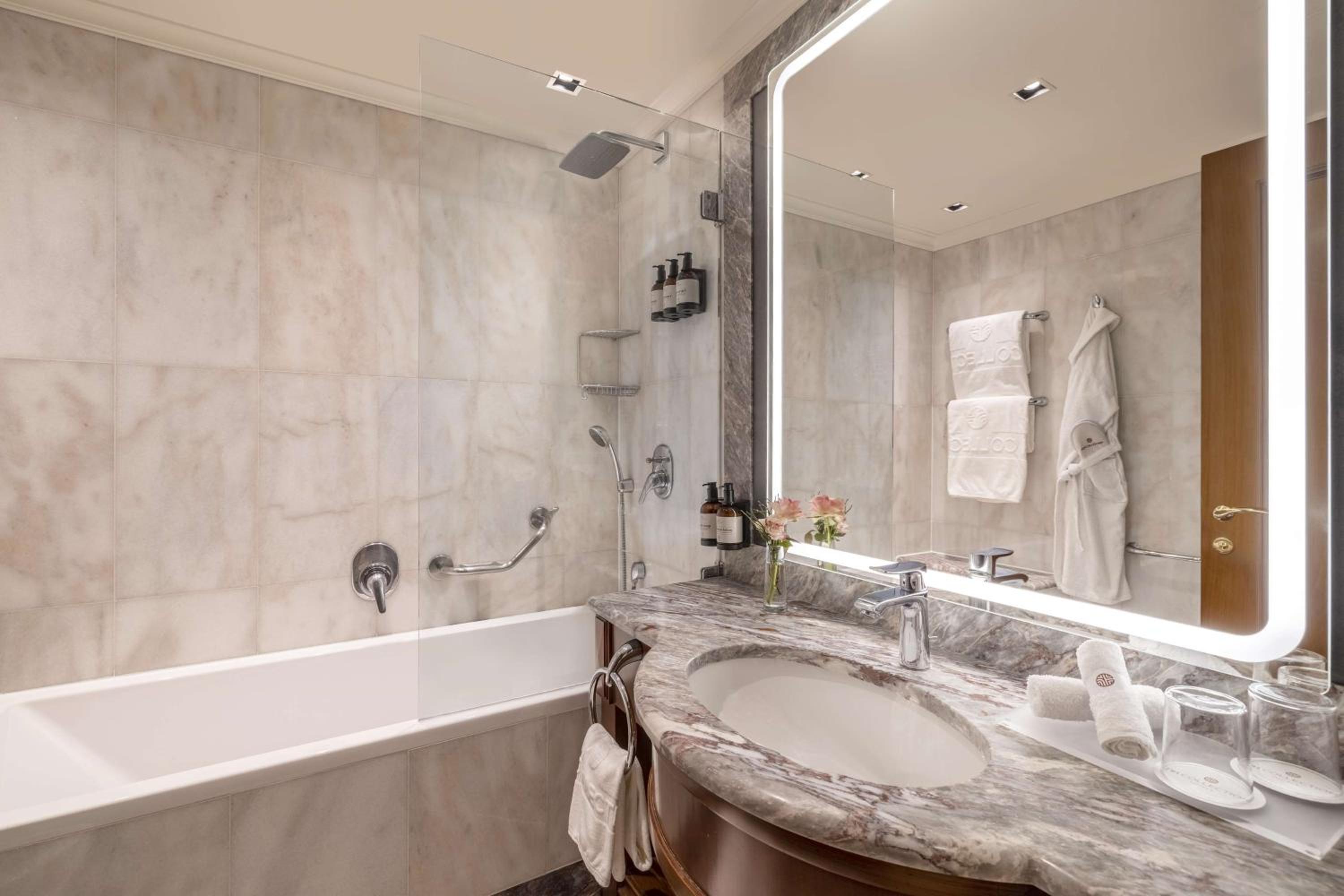 Premium Double Or Twin Room Free Parking Promo With Breakfast - Photo 5