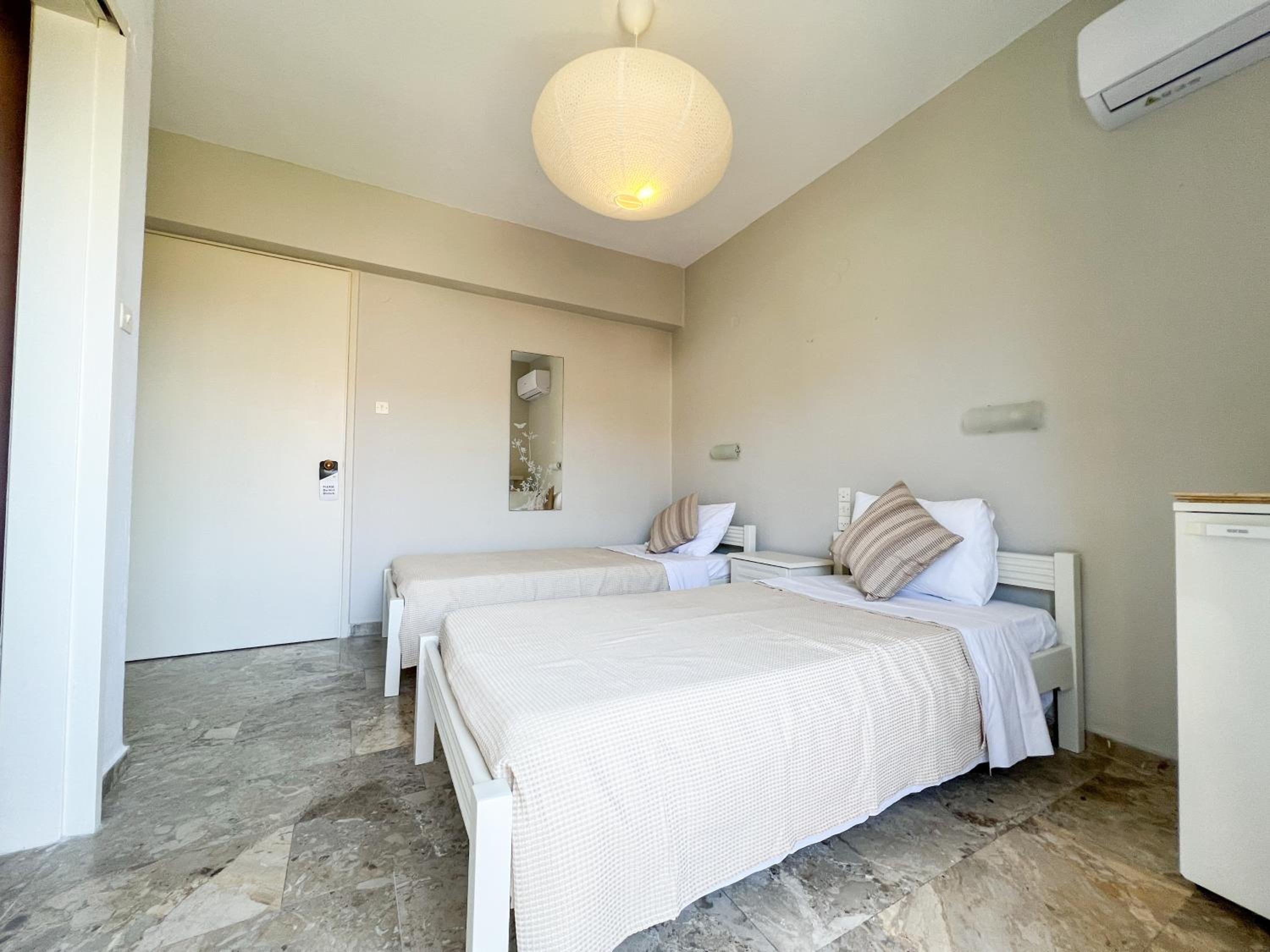 Standard Double or Twin Room with Sea View - Photo 6