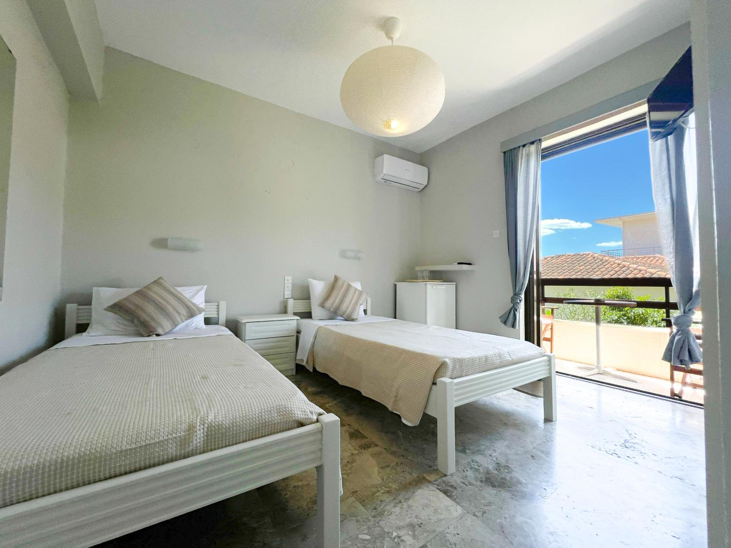 Standard Double or Twin Room with Sea View - Photo 20